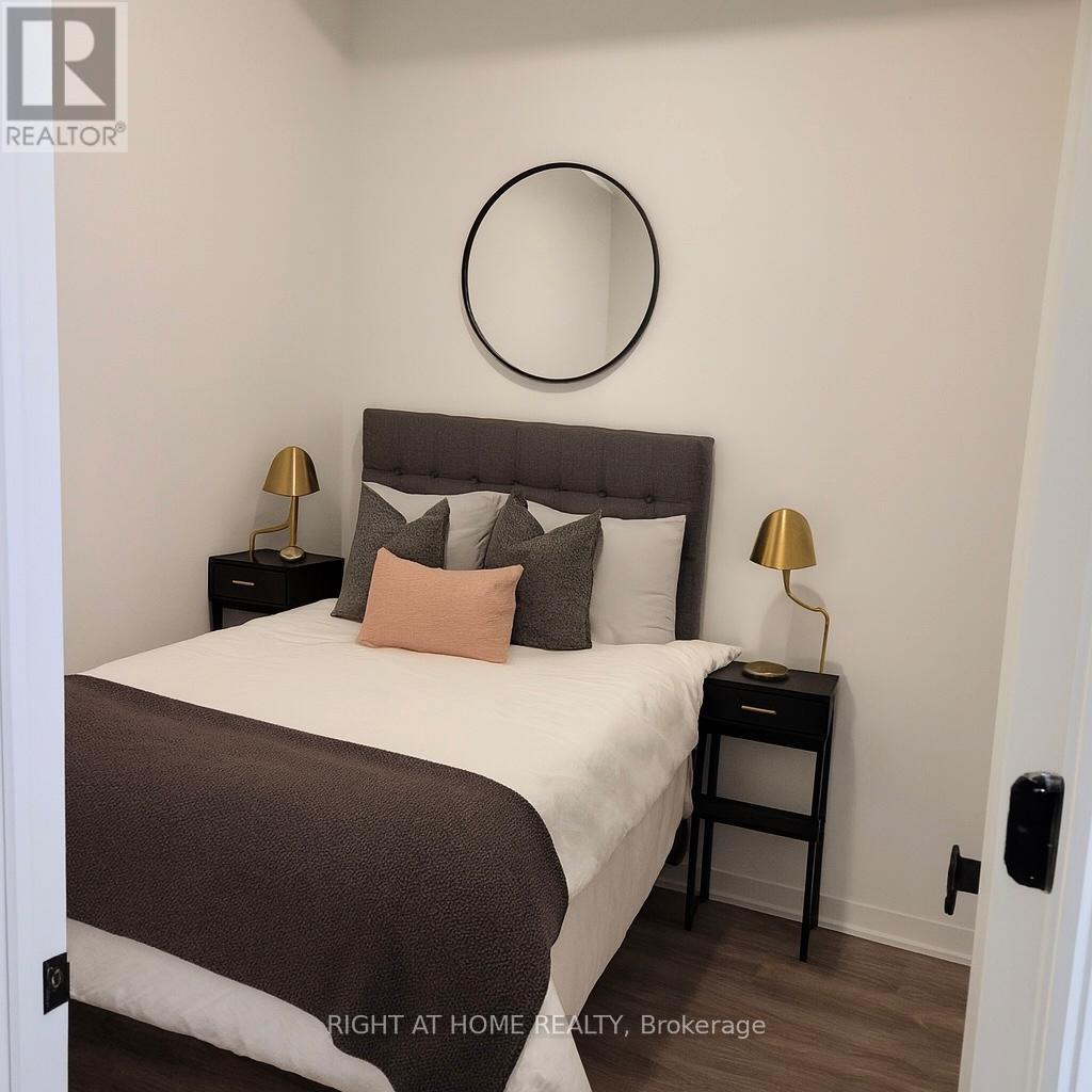 1610 - 8 Interchange Way, Vaughan, Ontario  L4K 5Z7 - Photo 7 - N12565920