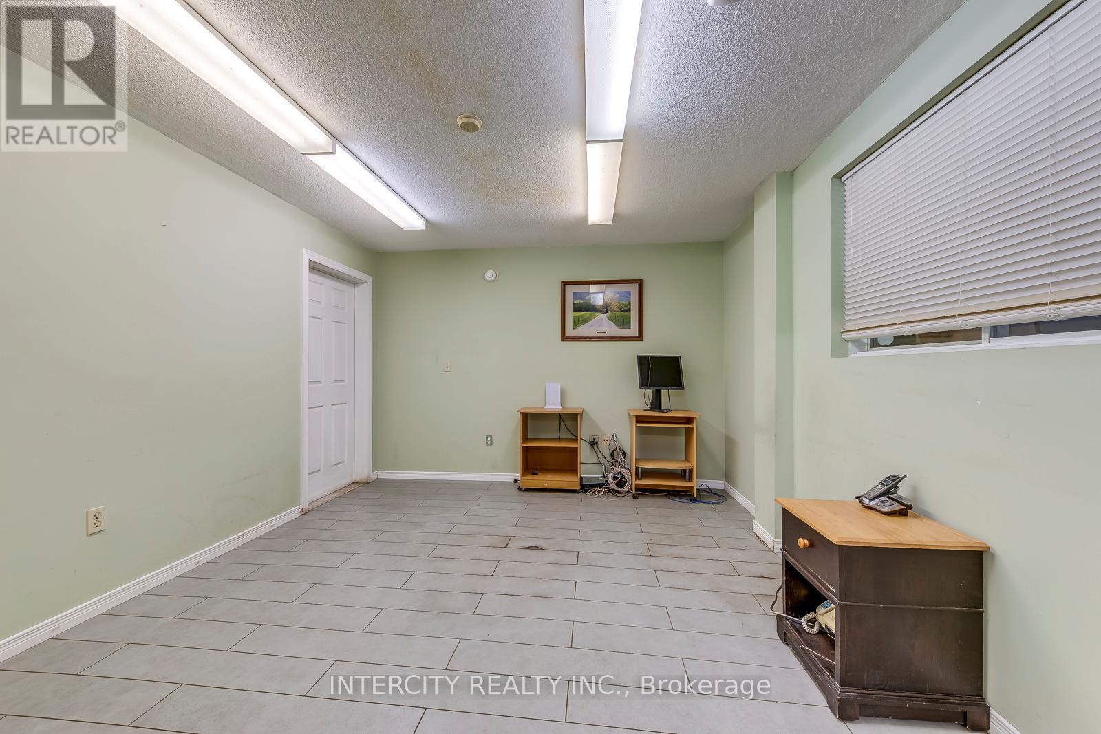 2764 Governors Road S, Hamilton, Ontario  L0R 1T0 - Photo 13 - X12413072