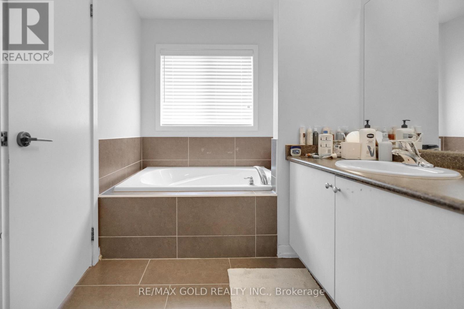 124 Baffin Crescent, Brampton, Ontario  L7A 0C7 - Photo 13 - W12297537