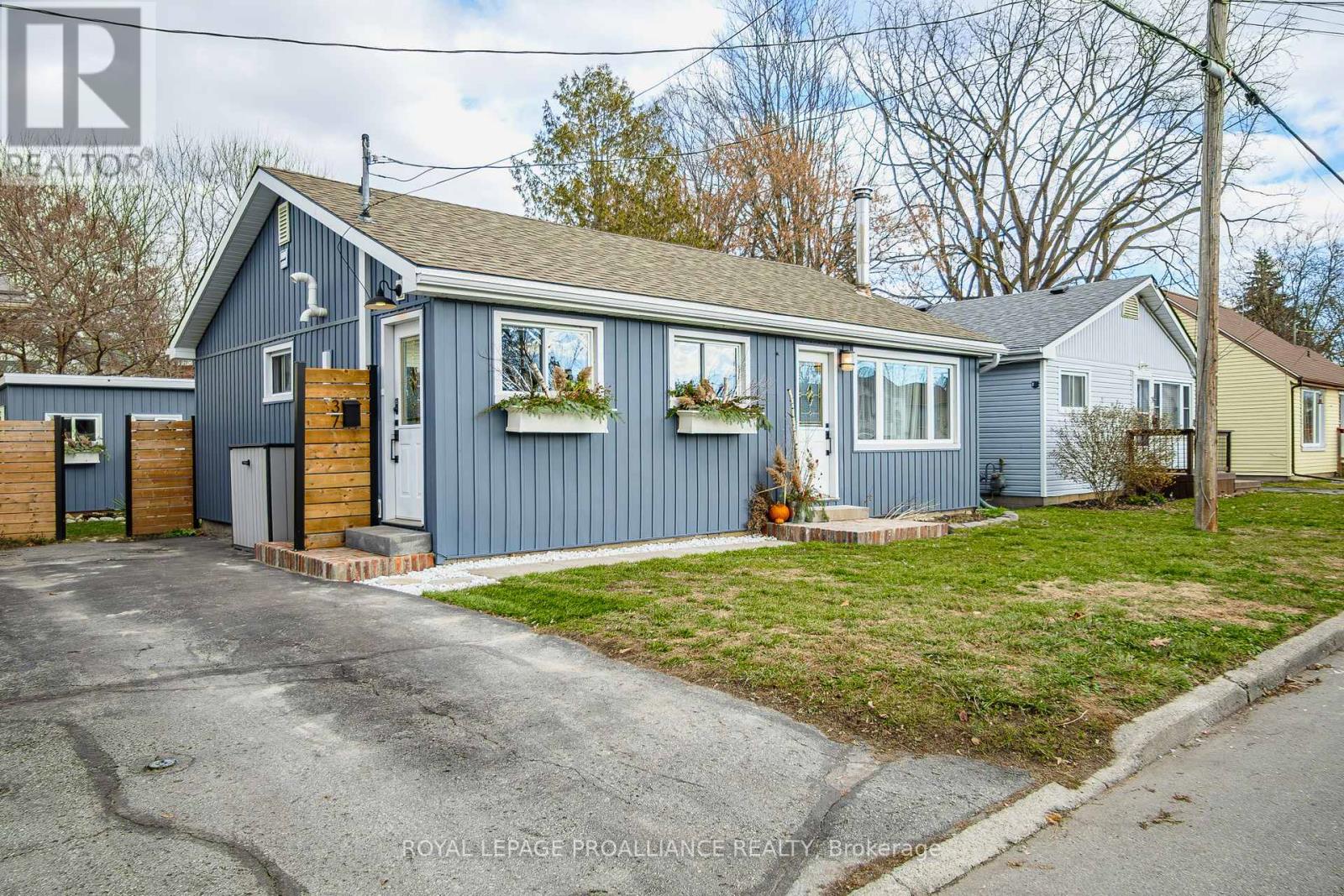 37 LEOPOLD STREET, Quinte West, Ontario