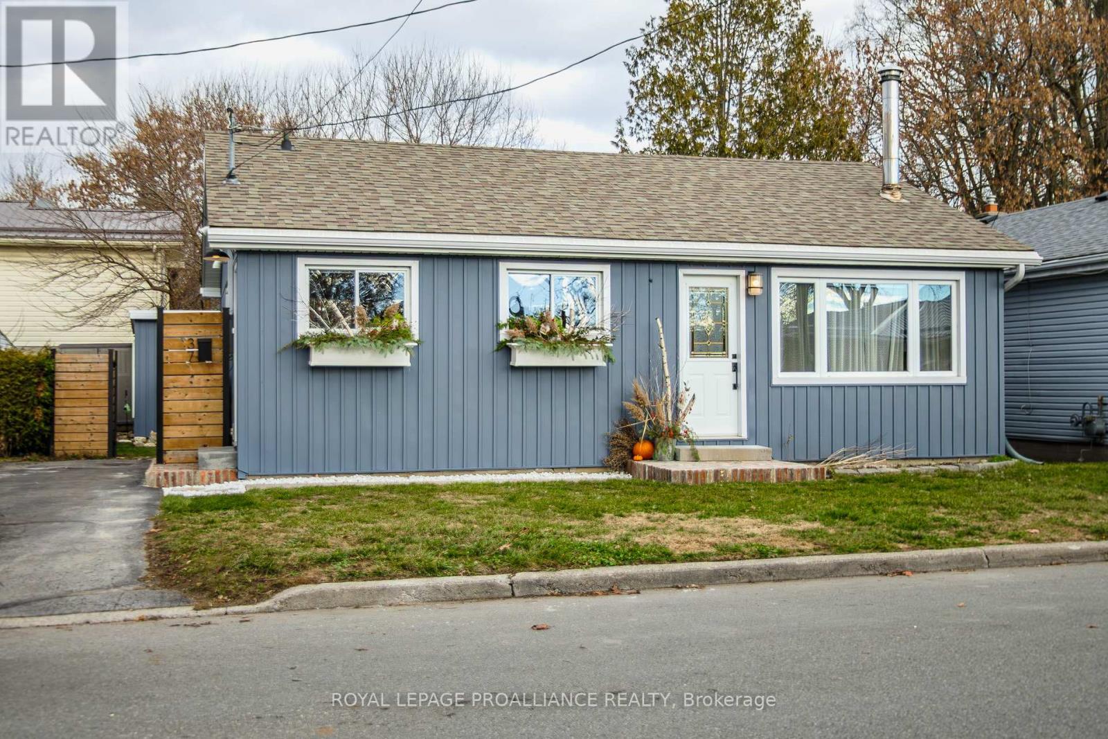 37 Leopold Street, Quinte West, Ontario  K8V 2K1 - Photo 2 - X12573222