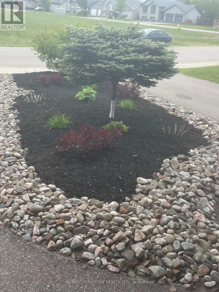 48 Mcnamara Street, Petawawa, Ontario  K8H 0C4 - Photo 3 - X12573268