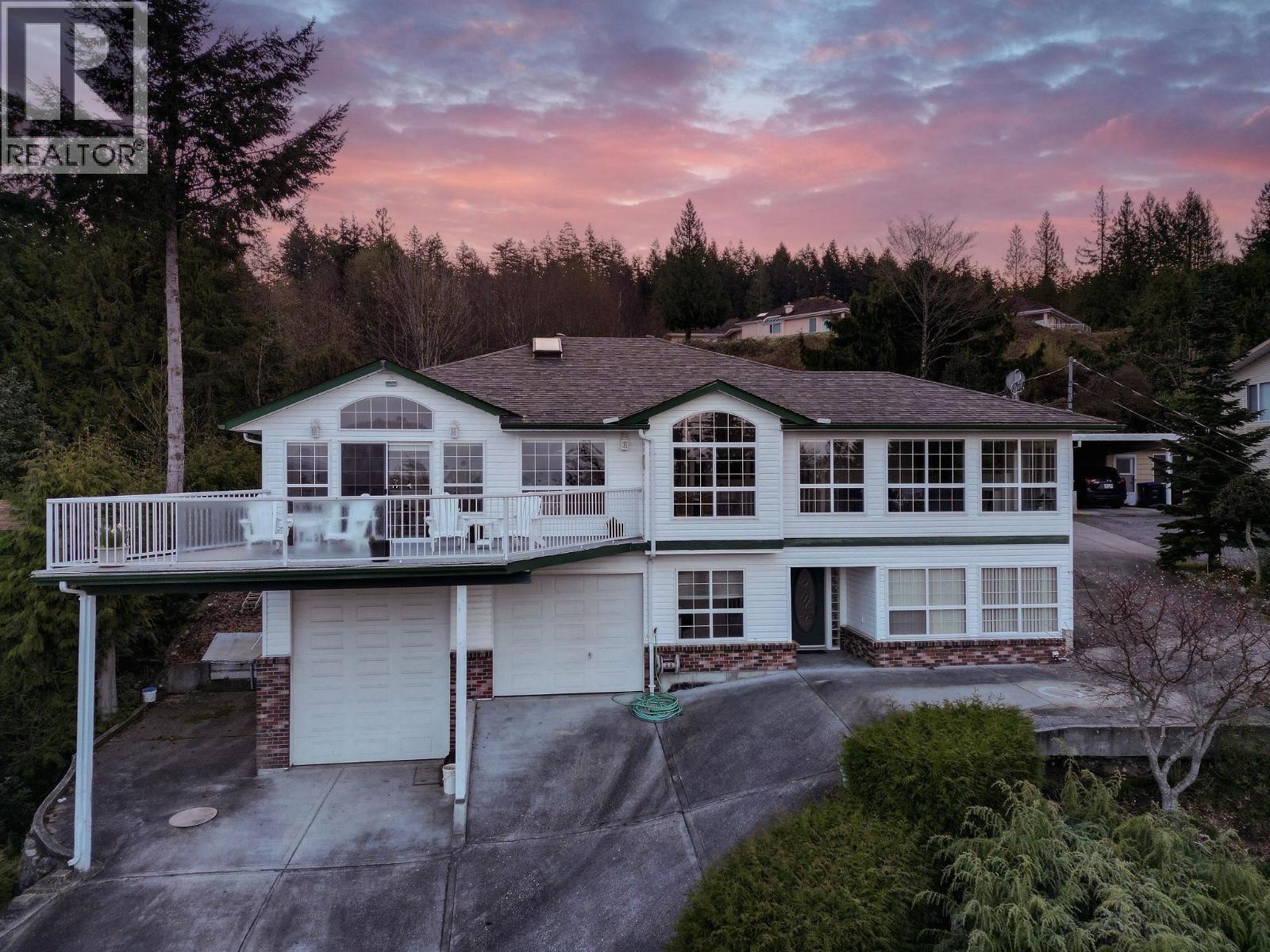 5174 Radcliffe Road, Sechelt, British Columbia  V7Z 0C1 - Photo 2 - R3018025