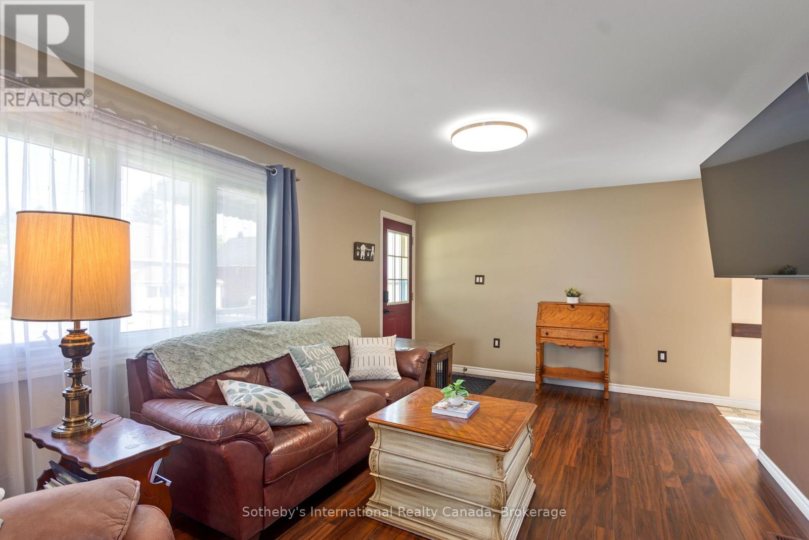 659 Victoria Street, Midland, Ontario  L4R 1A8 - Photo 4 - S12222561