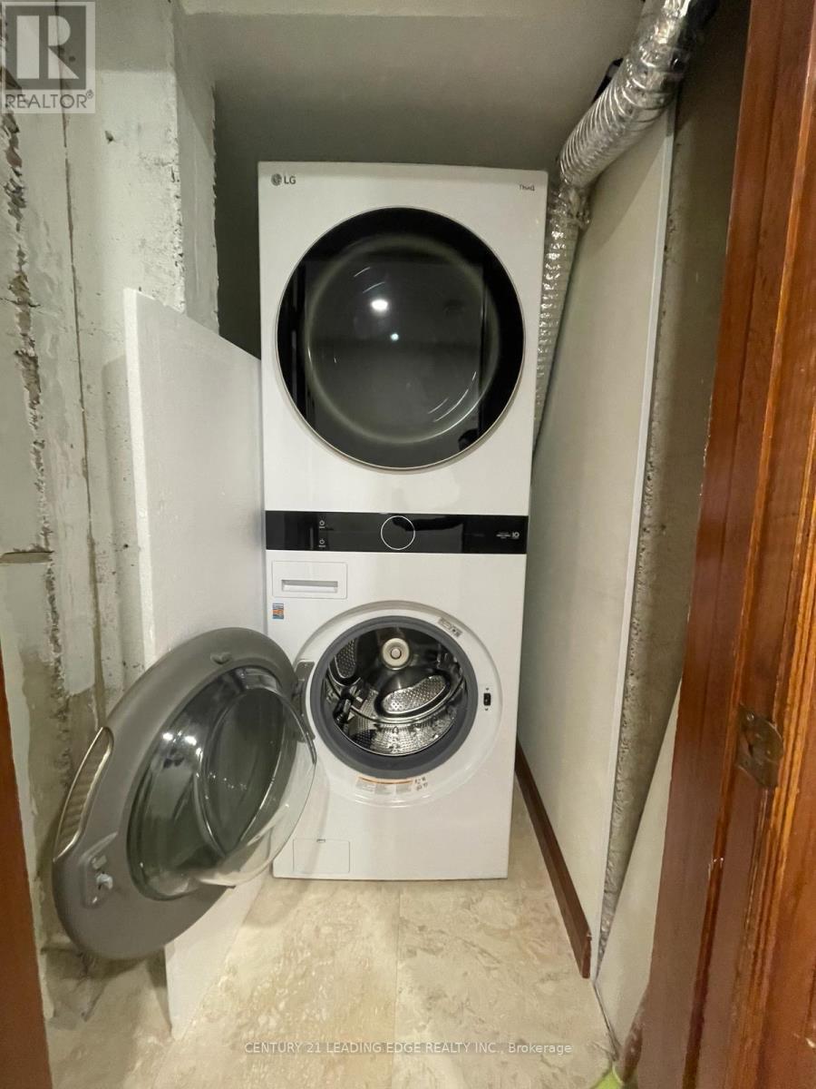 1000 Lovingston Crescent, Mississauga, Ontario  L4W 3K8 - Photo 7 - W12573254