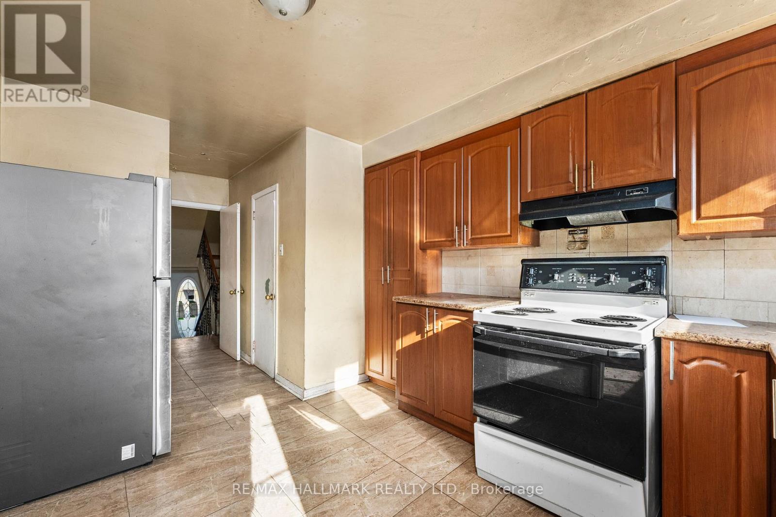 25 Falstaff Avenue, Toronto, Ontario  M6L 2C6 - Photo 11 - W12573274