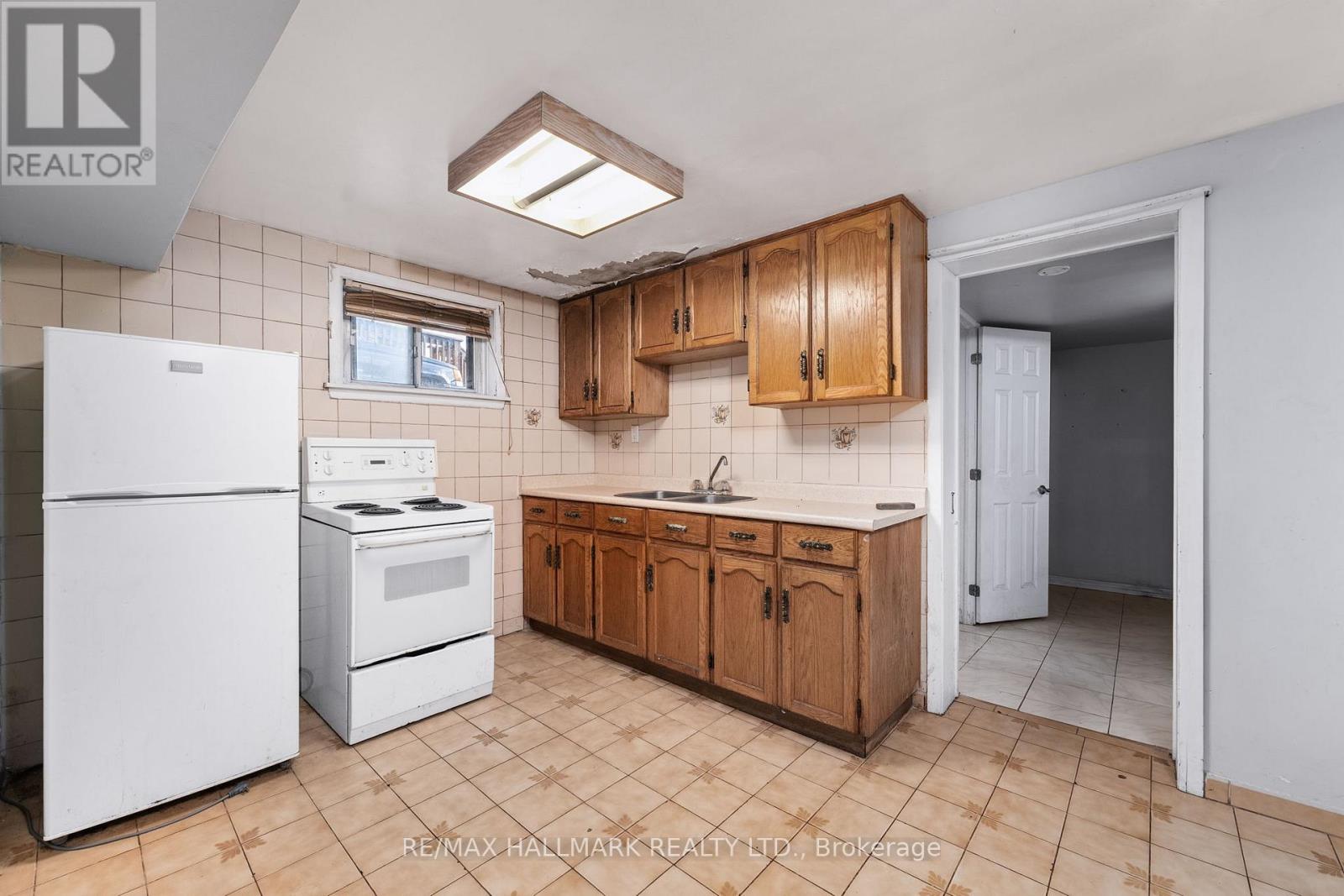 25 Falstaff Avenue, Toronto, Ontario  M6L 2C6 - Photo 17 - W12573274