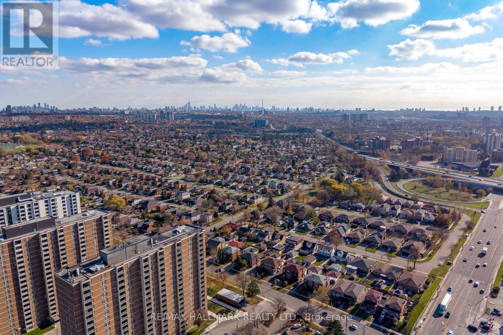 25 Falstaff Avenue, Toronto, Ontario  M6L 2C6 - Photo 20 - W12573274