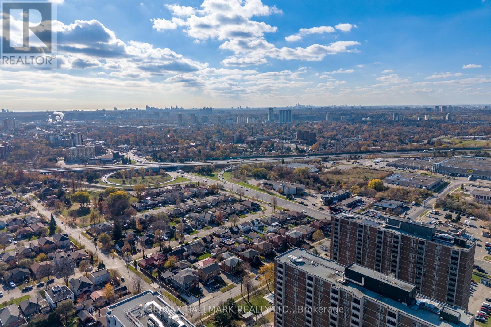 25 Falstaff Avenue, Toronto, Ontario  M6L 2C6 - Photo 21 - W12573274