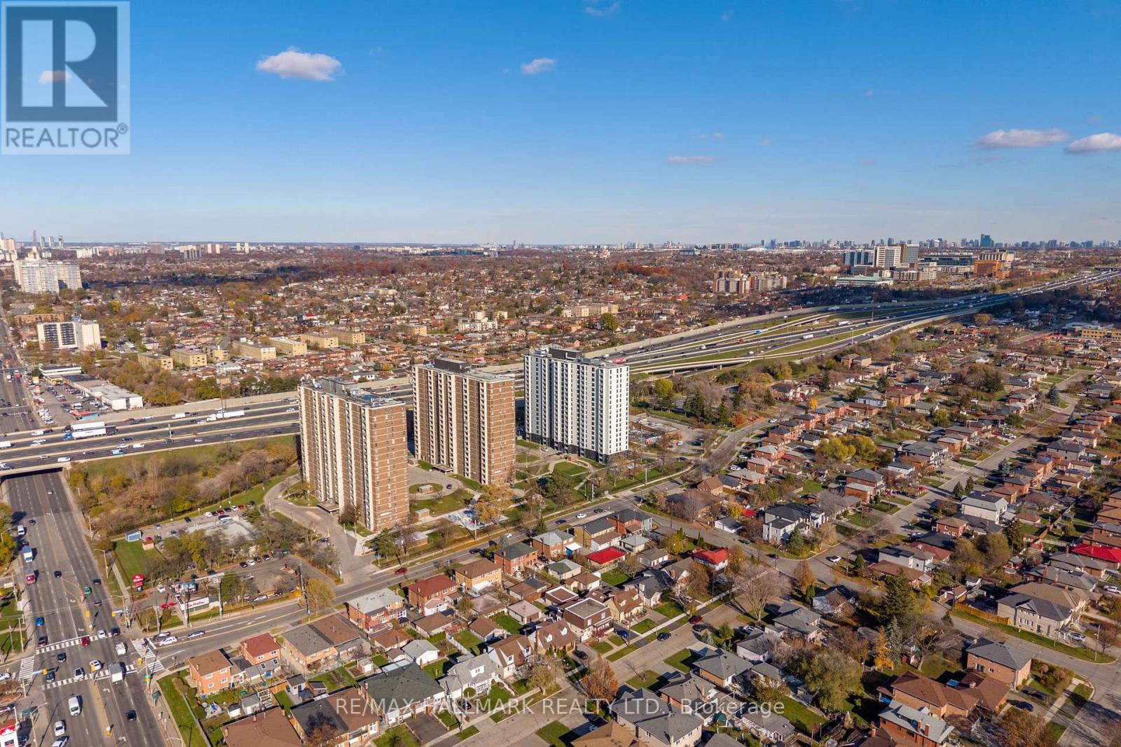 25 Falstaff Avenue, Toronto, Ontario  M6L 2C6 - Photo 23 - W12573274