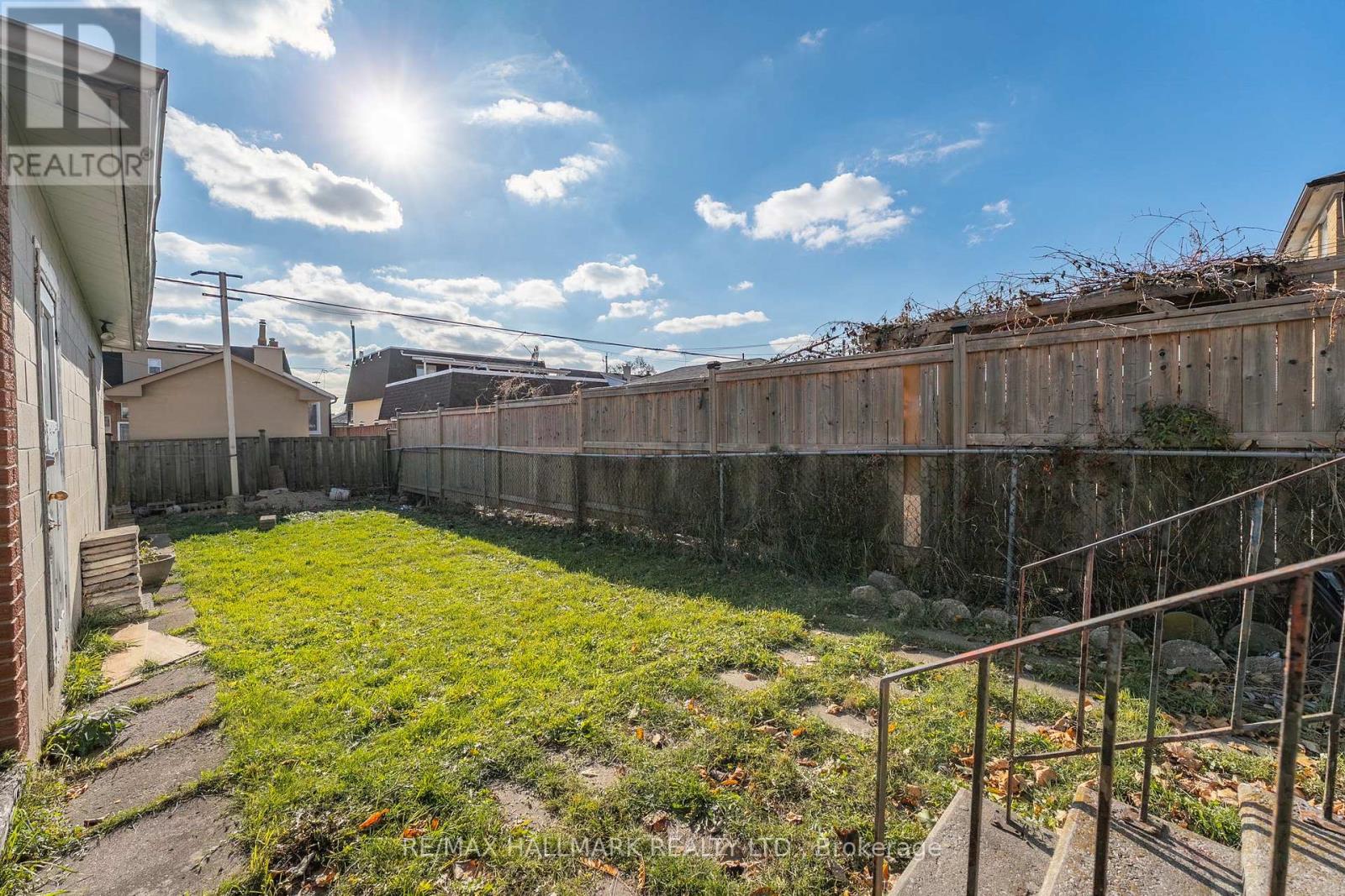 25 Falstaff Avenue, Toronto, Ontario  M6L 2C6 - Photo 27 - W12573274