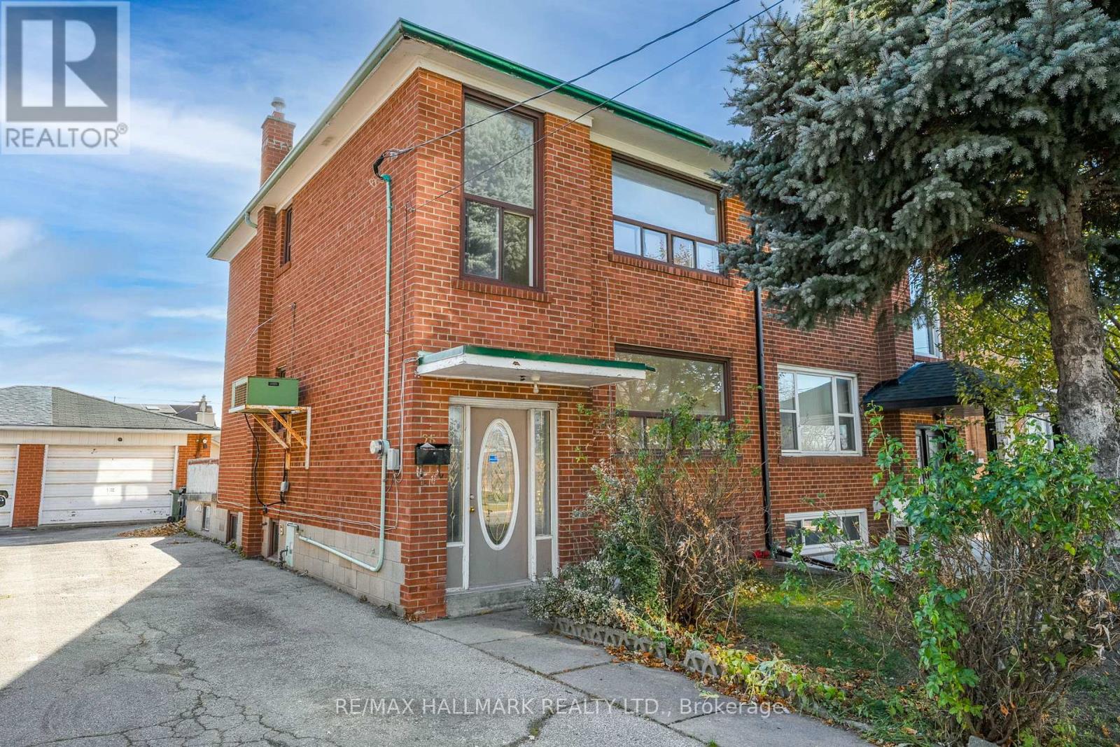 25 Falstaff Avenue, Toronto, Ontario  M6L 2C6 - Photo 30 - W12573274