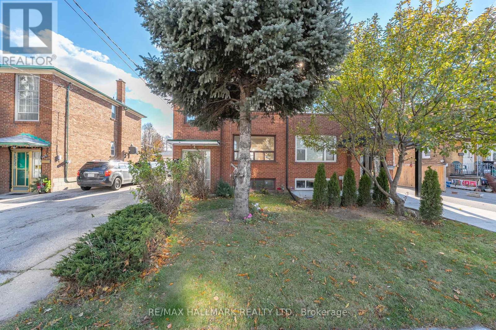 25 Falstaff Avenue, Toronto, Ontario  M6L 2C6 - Photo 31 - W12573274