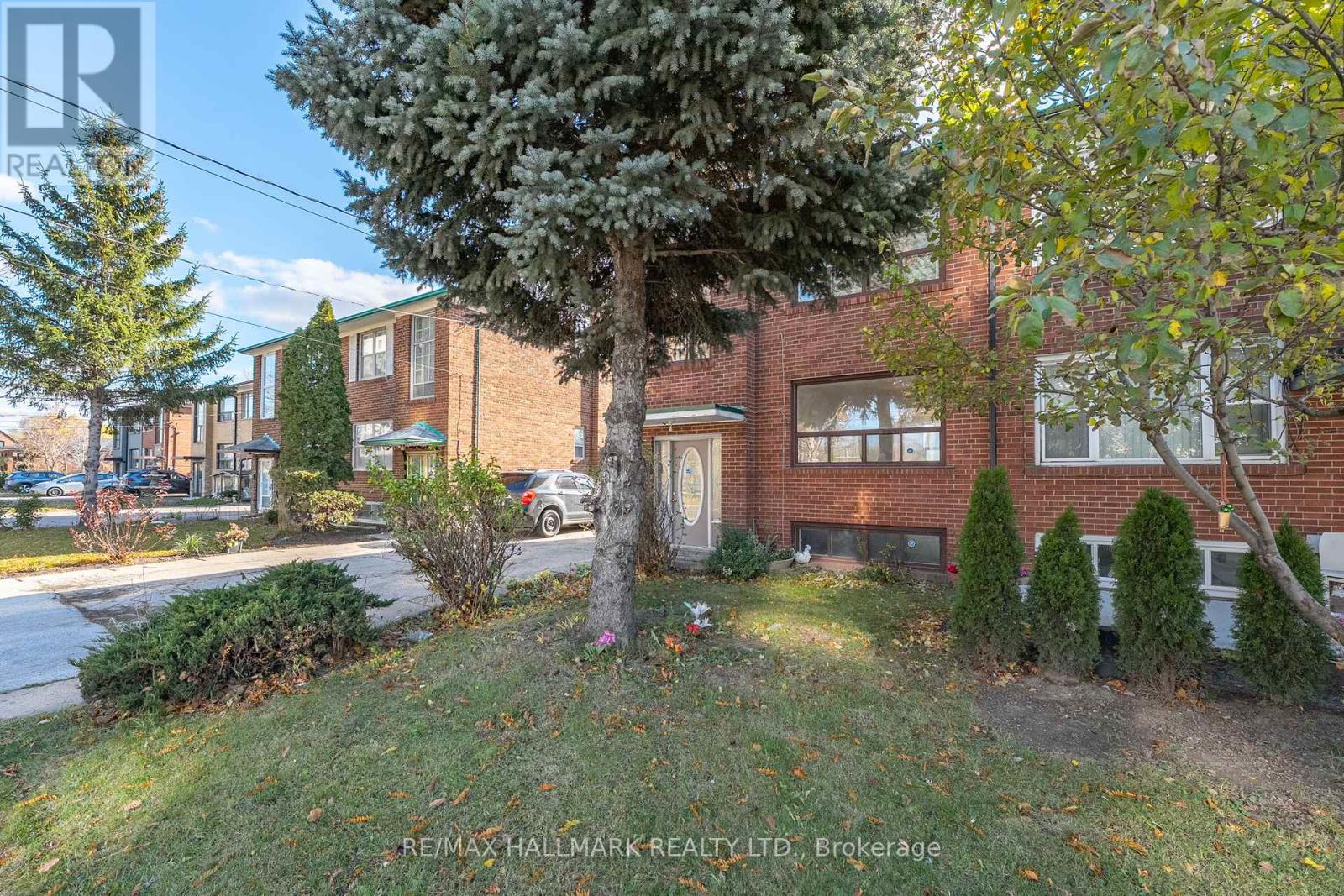25 Falstaff Avenue, Toronto, Ontario  M6L 2C6 - Photo 32 - W12573274