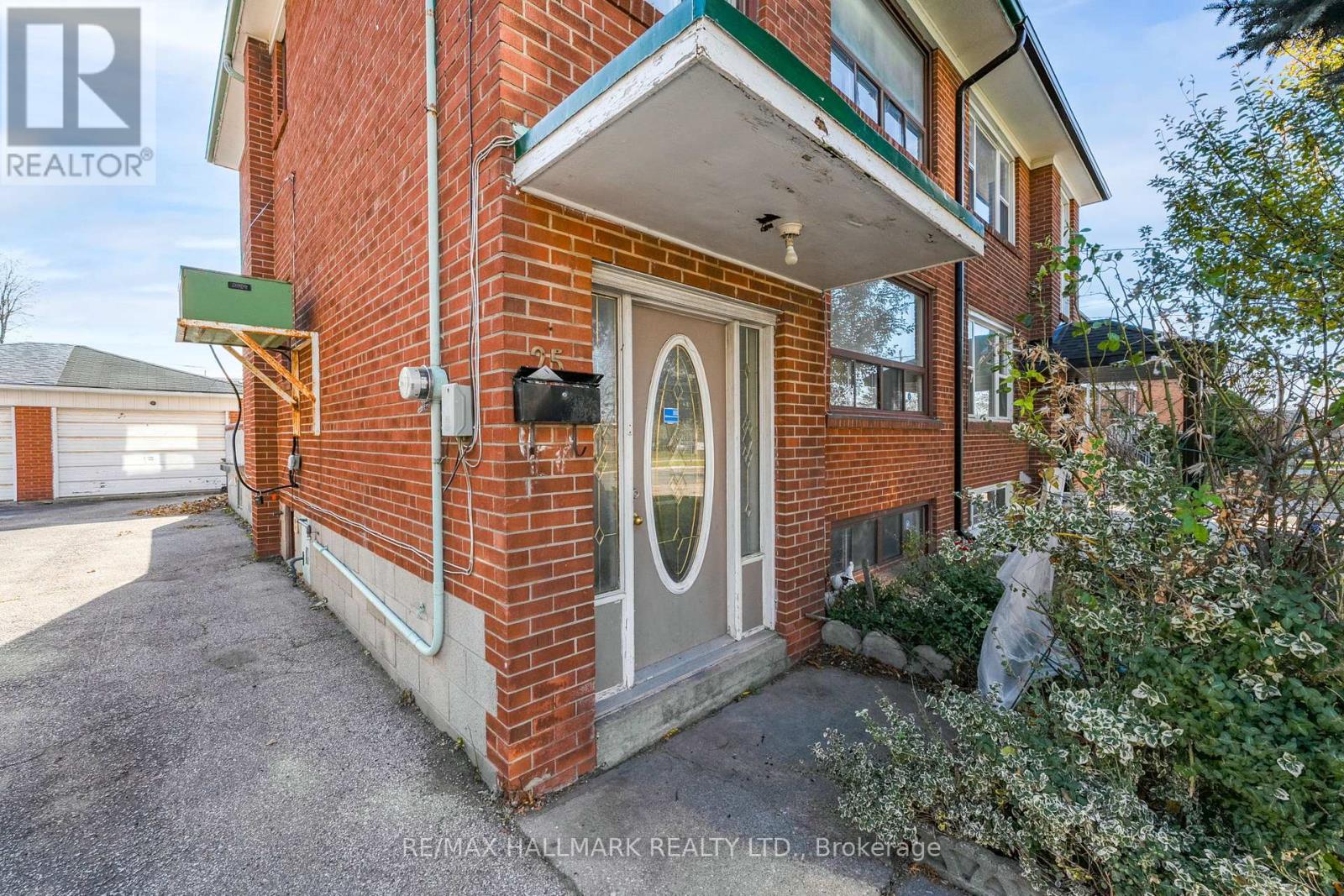 25 Falstaff Avenue, Toronto, Ontario  M6L 2C6 - Photo 33 - W12573274