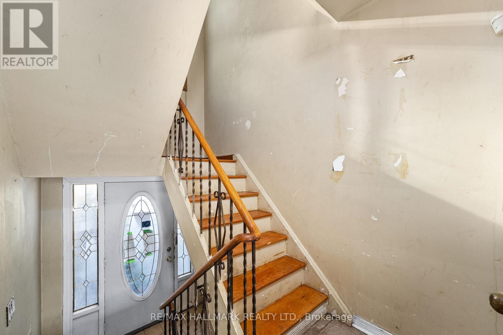 25 Falstaff Avenue, Toronto, Ontario  M6L 2C6 - Photo 4 - W12573274