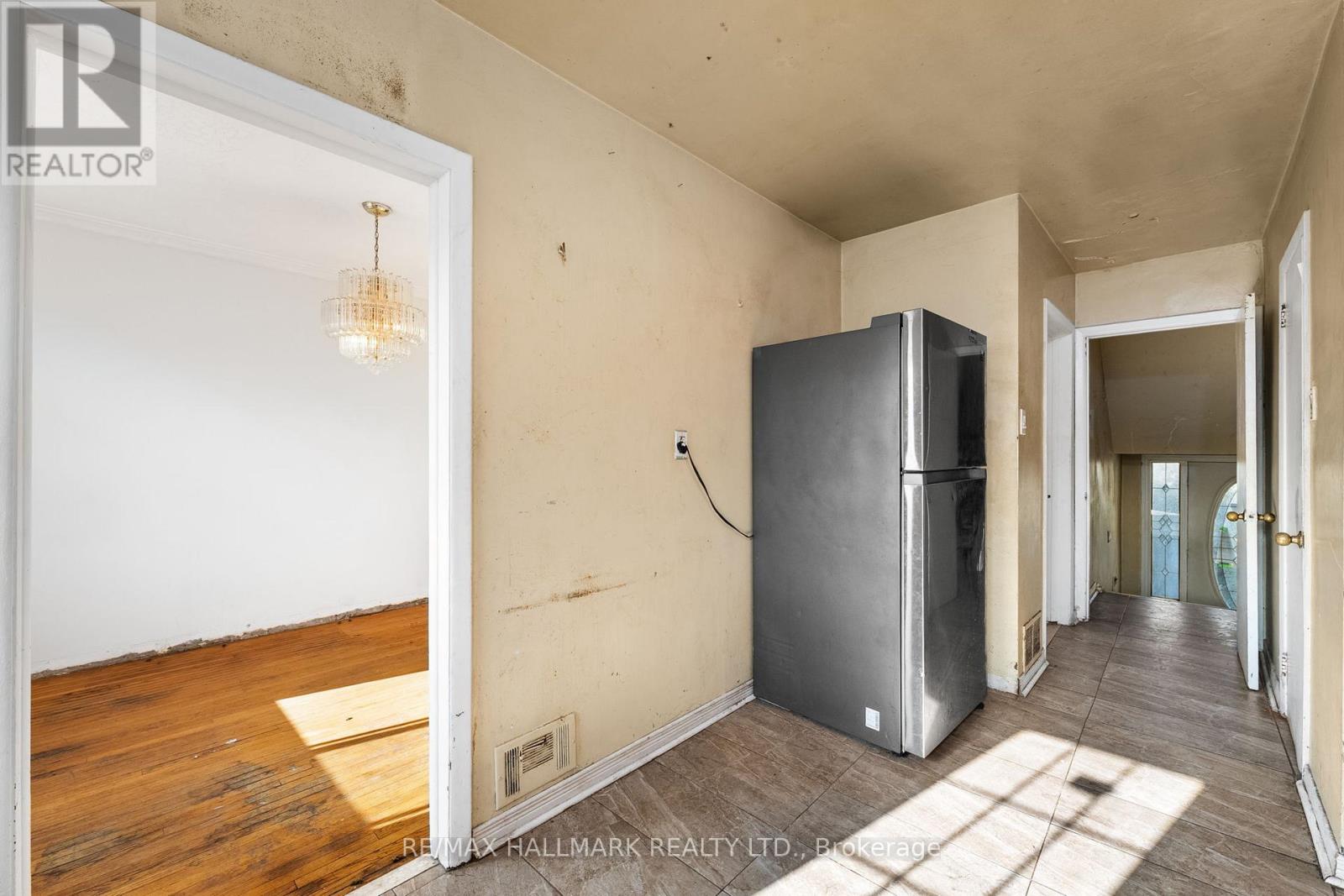 25 Falstaff Avenue, Toronto, Ontario  M6L 2C6 - Photo 9 - W12573274