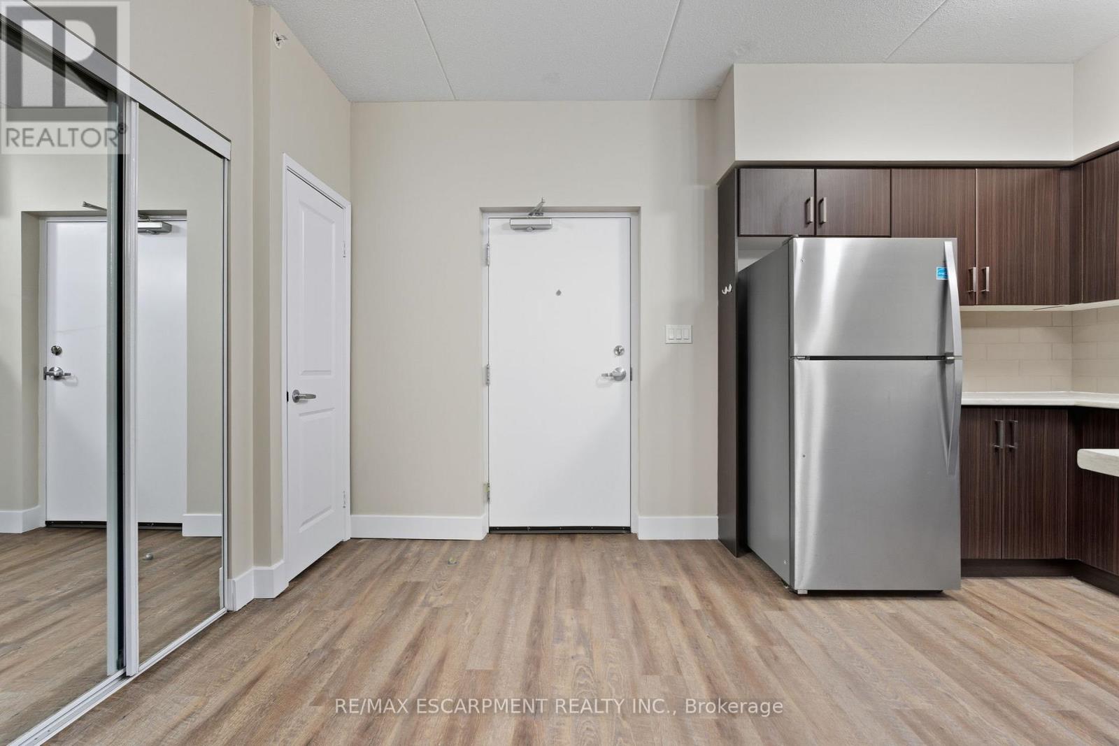 203 - 149 Main Street W, Hamilton, Ontario  L8P 1H9 - Photo 5 - X12573266