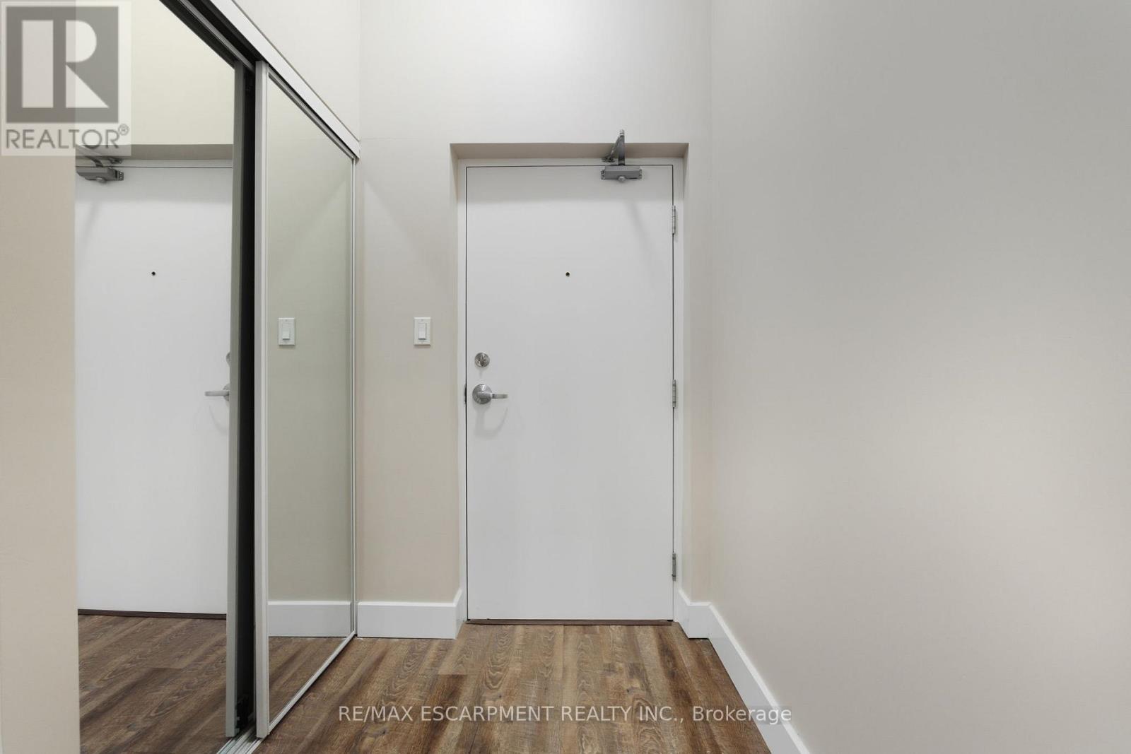 101 - 149 Main Street W, Hamilton, Ontario  L8P 1H9 - Photo 5 - X12573326