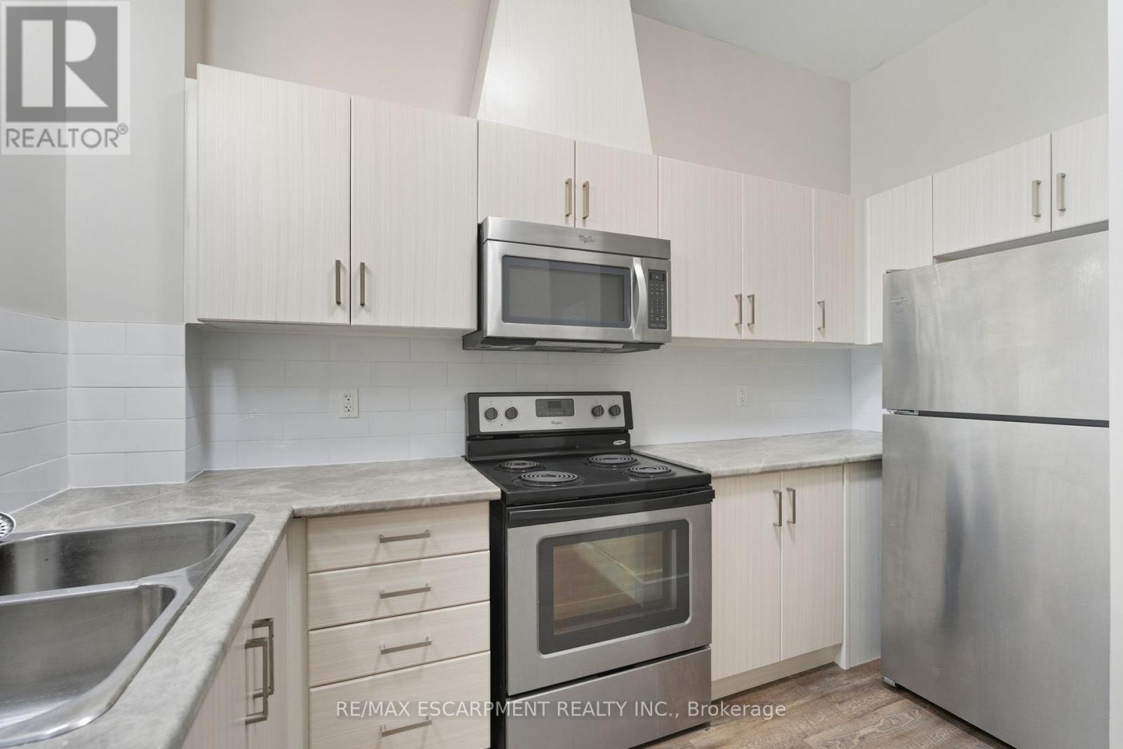 101 - 149 Main Street W, Hamilton, Ontario  L8P 1H9 - Photo 7 - X12573326