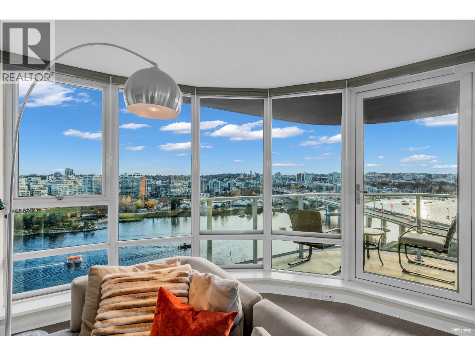 1906 918 Cooperage Way, Vancouver, British Columbia  V6B 0A7 - Photo 2 - R3069694