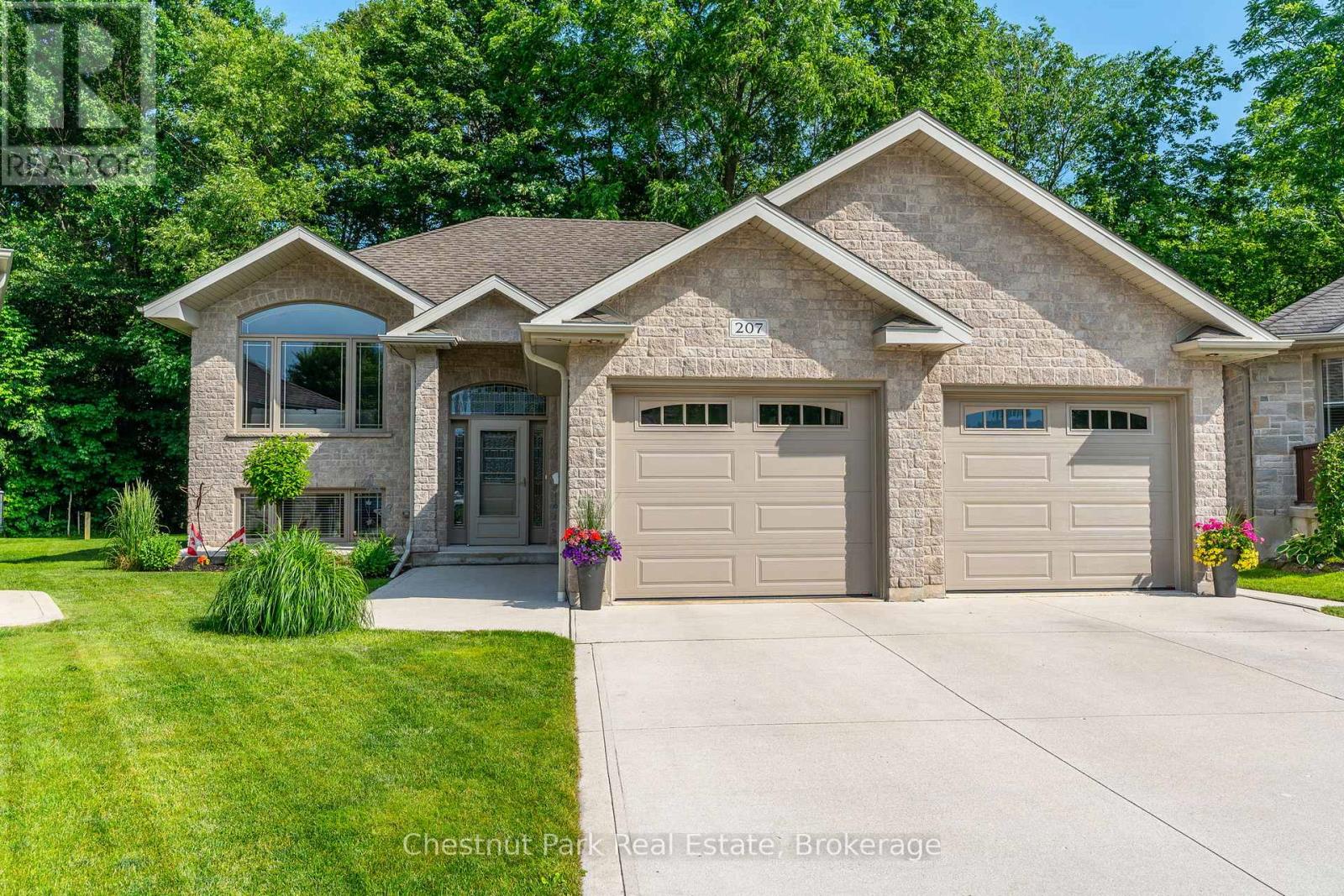 207 2nd Street W, Owen Sound, Ontario  N4K 0A6 - Photo 3 - X12458198