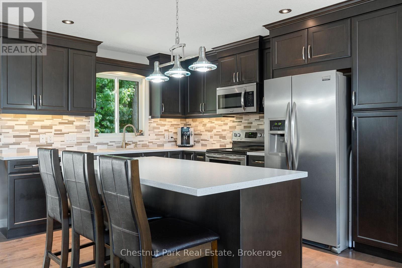 207 2nd Street W, Owen Sound, Ontario  N4K 0A6 - Photo 10 - X12458198