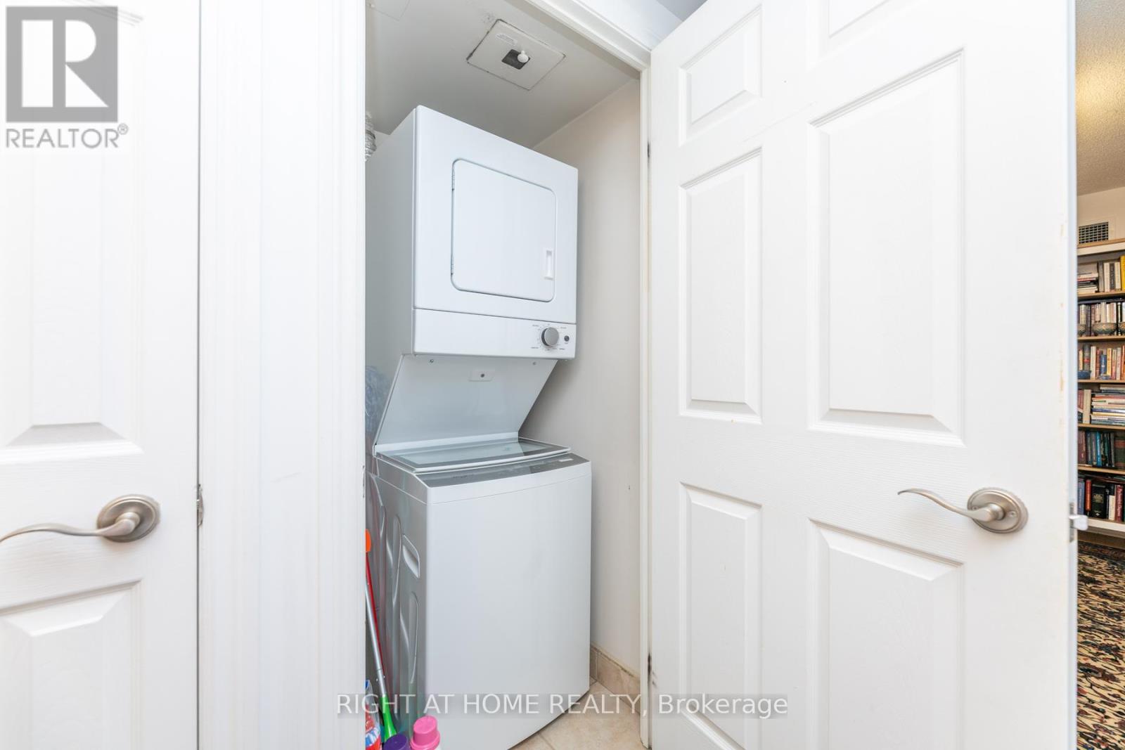 813 - 123 Eglinton Avenue E, Toronto, Ontario  M4P 1J2 - Photo 11 - C12573408