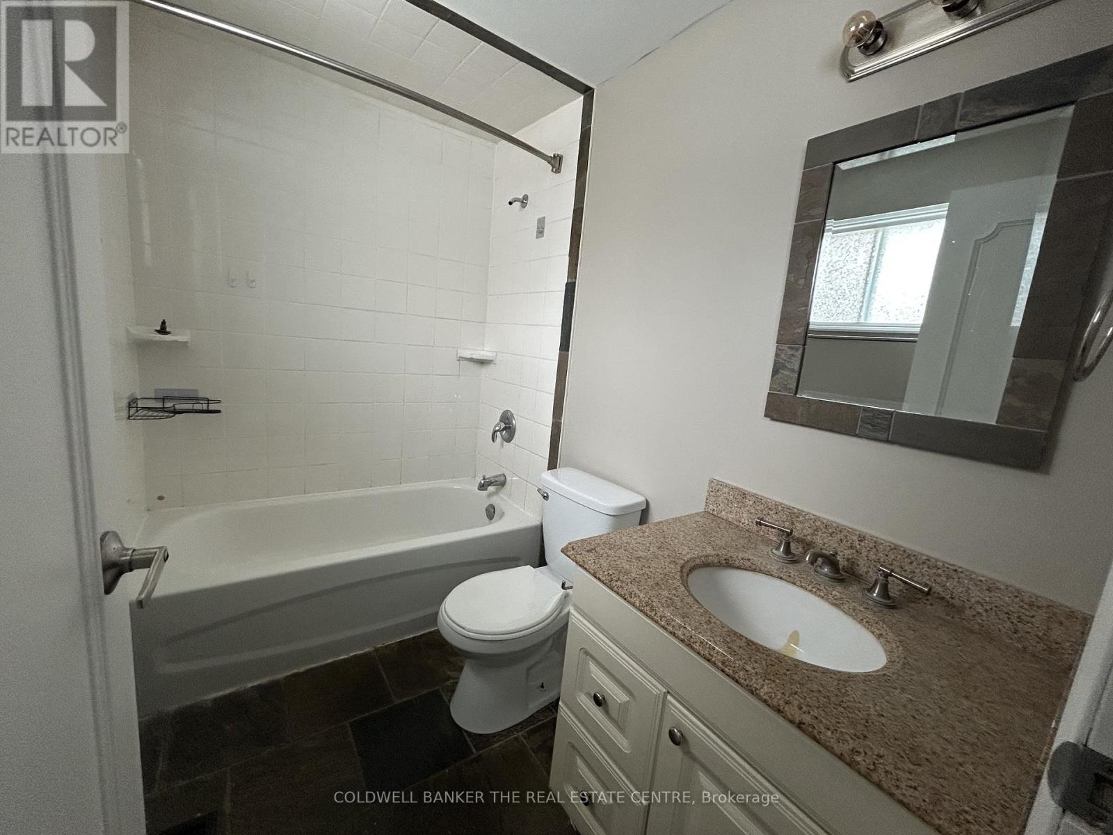 11 Chaucer Crescent, Barrie, Ontario  L4N 4T8 - Photo 4 - S12539400