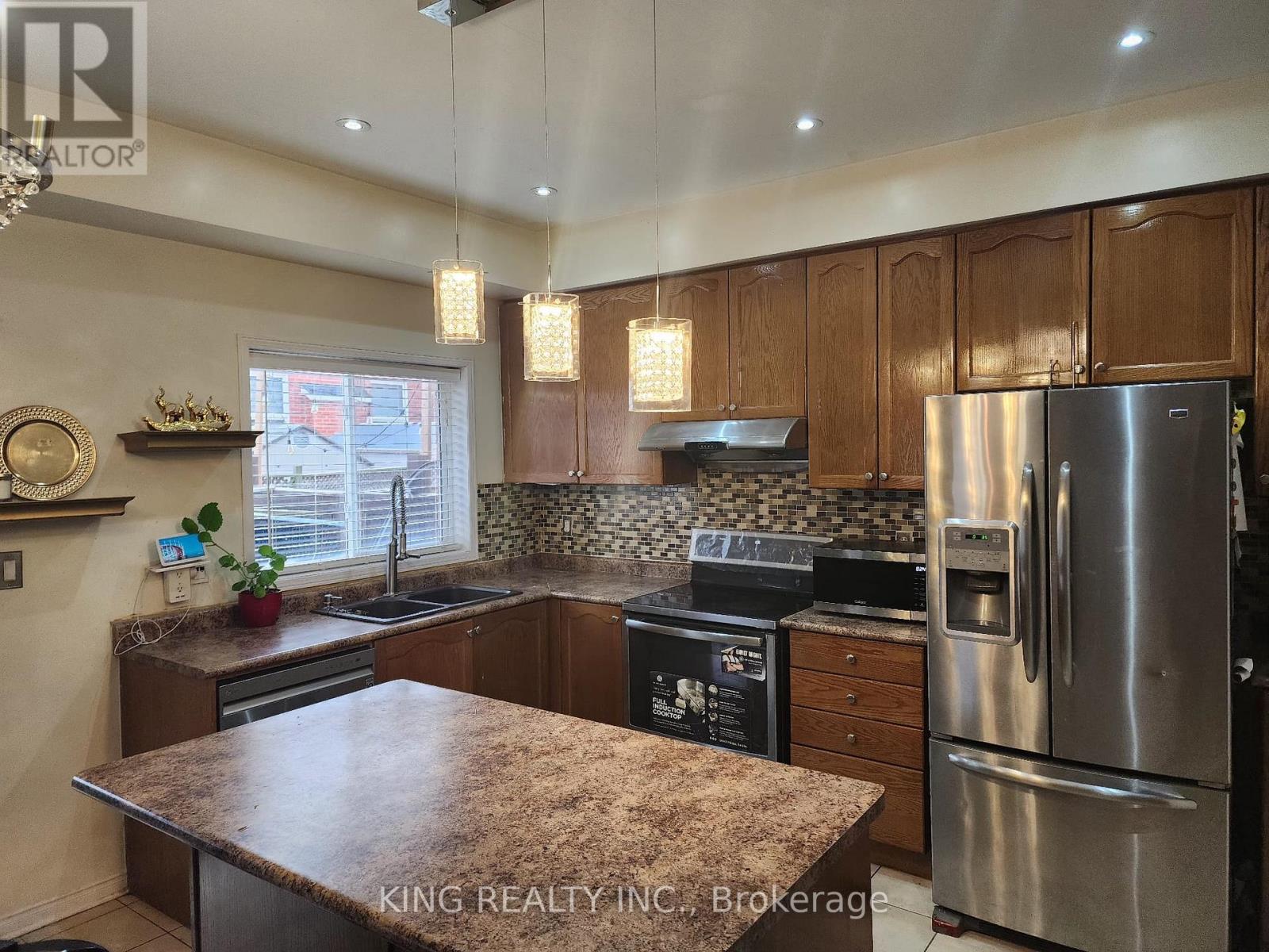 12 Travis Crescent, Brampton, Ontario  L7A 3J3 - Photo 7 - W12566674