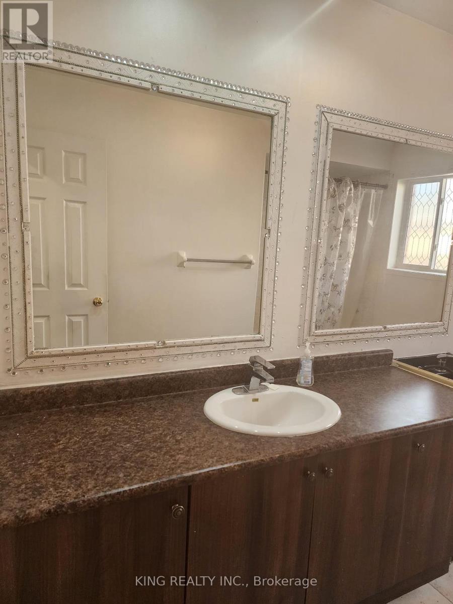 12 Travis Crescent, Brampton, Ontario  L7A 3J3 - Photo 12 - W12566674