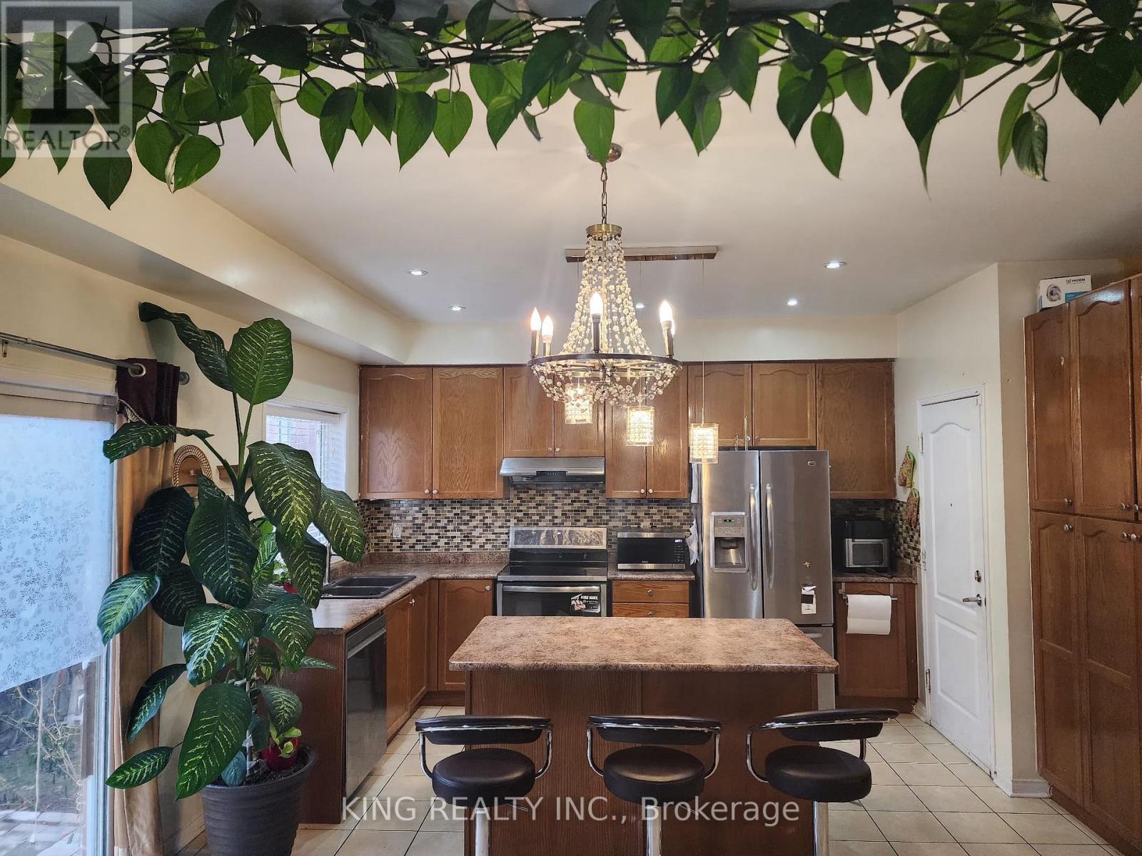 12 Travis Crescent, Brampton, Ontario  L7A 3J3 - Photo 4 - W12566674