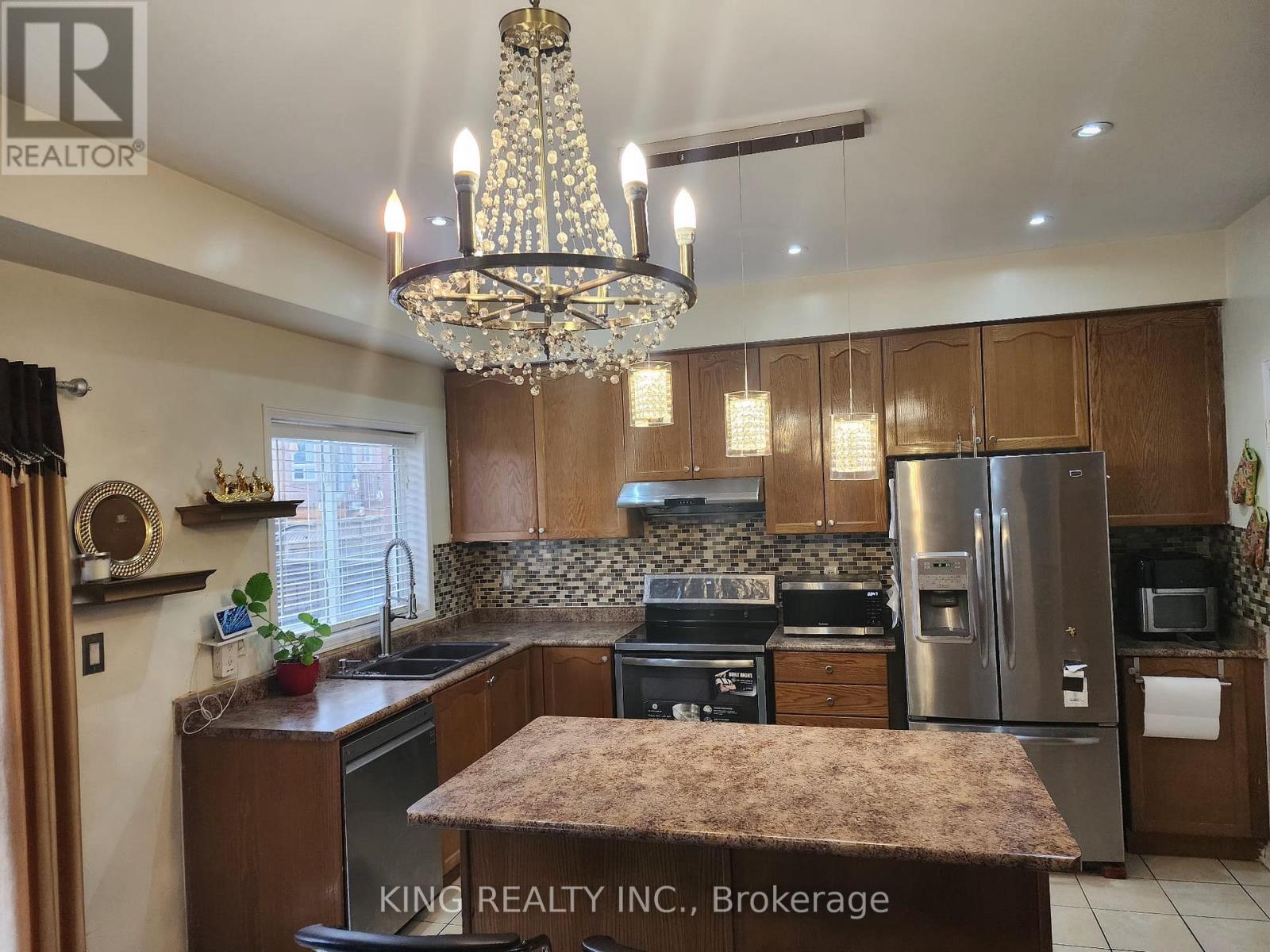 12 Travis Crescent, Brampton, Ontario  L7A 3J3 - Photo 5 - W12566674