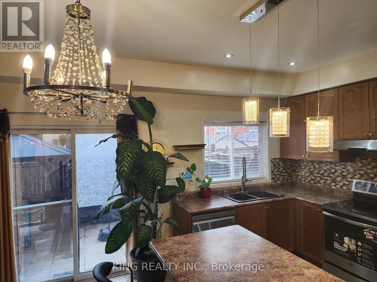 12 Travis Crescent, Brampton, Ontario  L7A 3J3 - Photo 6 - W12566674