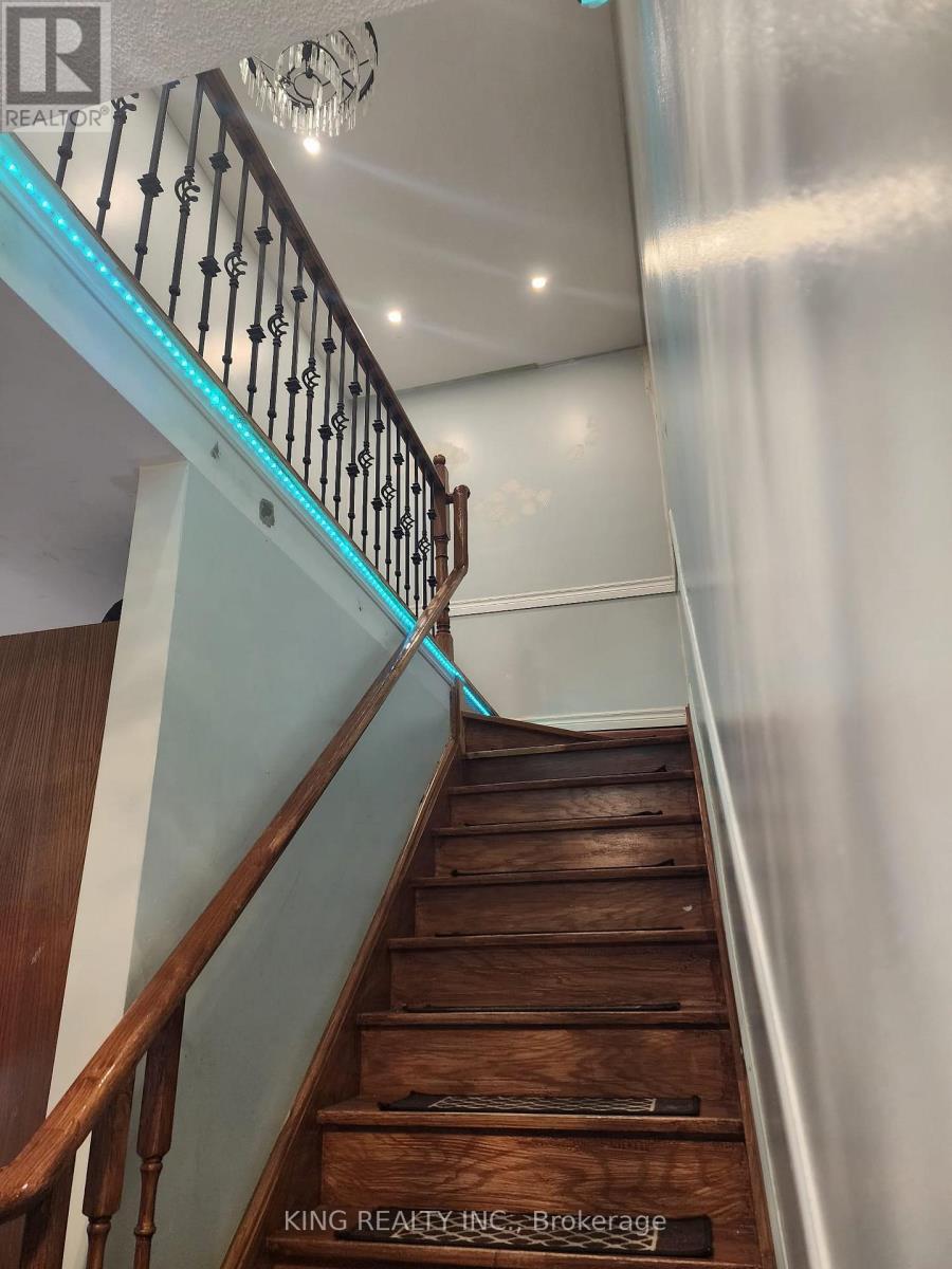 12 Travis Crescent, Brampton, Ontario  L7A 3J3 - Photo 8 - W12566674