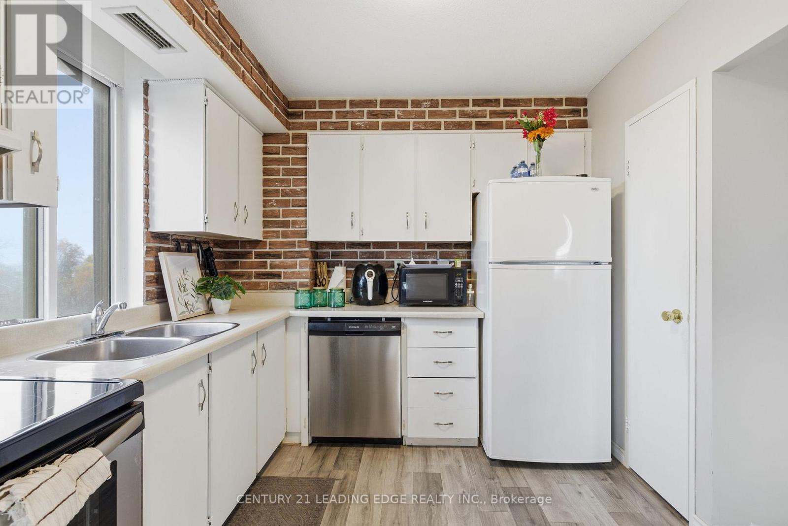 407 - 301 Frances Avenue, Hamilton, Ontario  L8E 3W6 - Photo 8 - X12573122