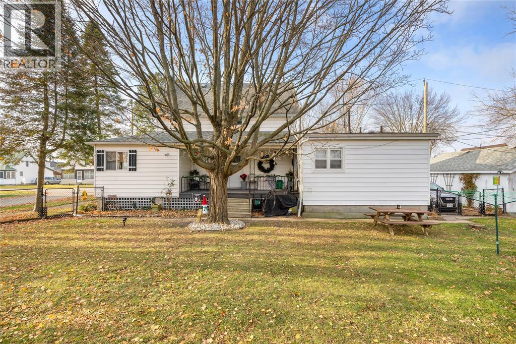 120 Hiram Street, Wallaceburg, Ontario  N8A 2R7 - Photo 3 - 25029460