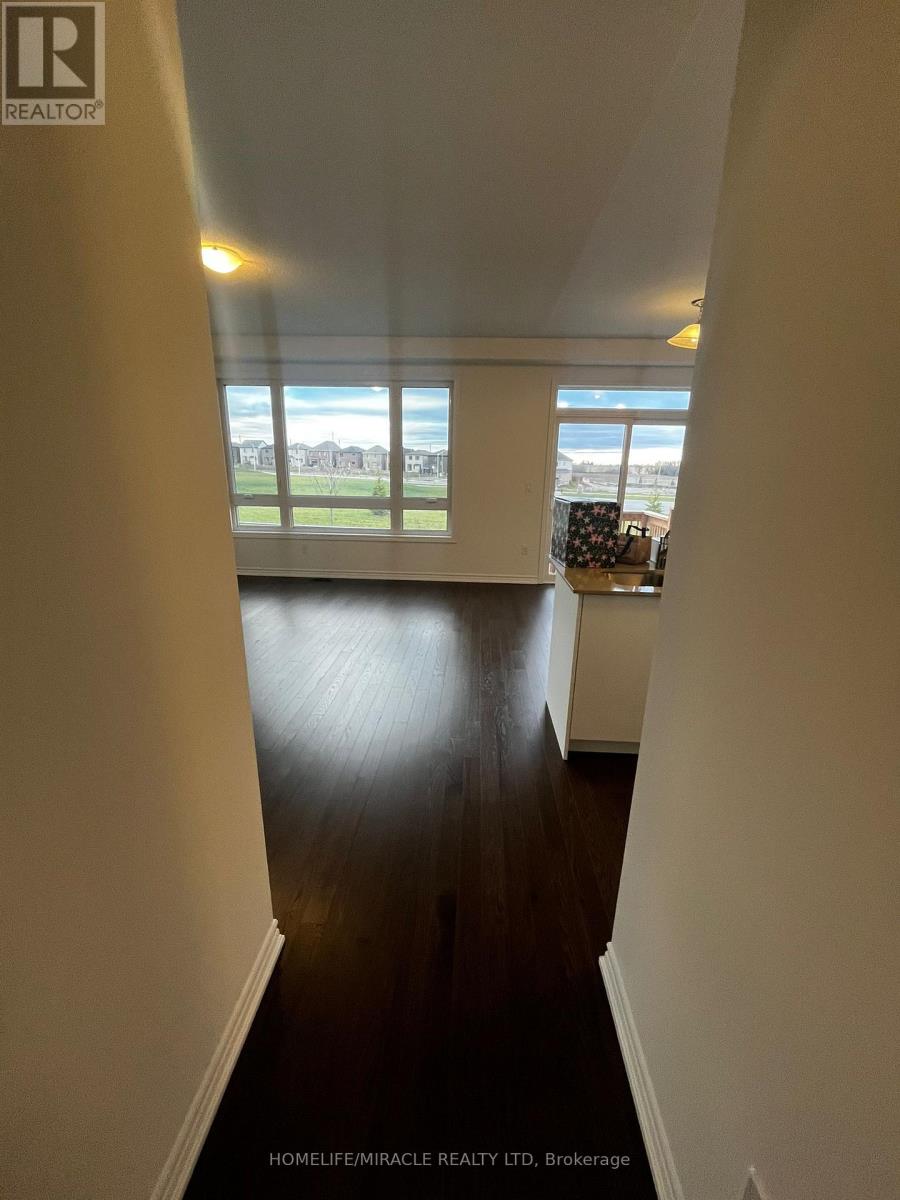 24 Phoenix Boulevard, Barrie, Ontario  L9J 0P6 - Photo 8 - S12573084