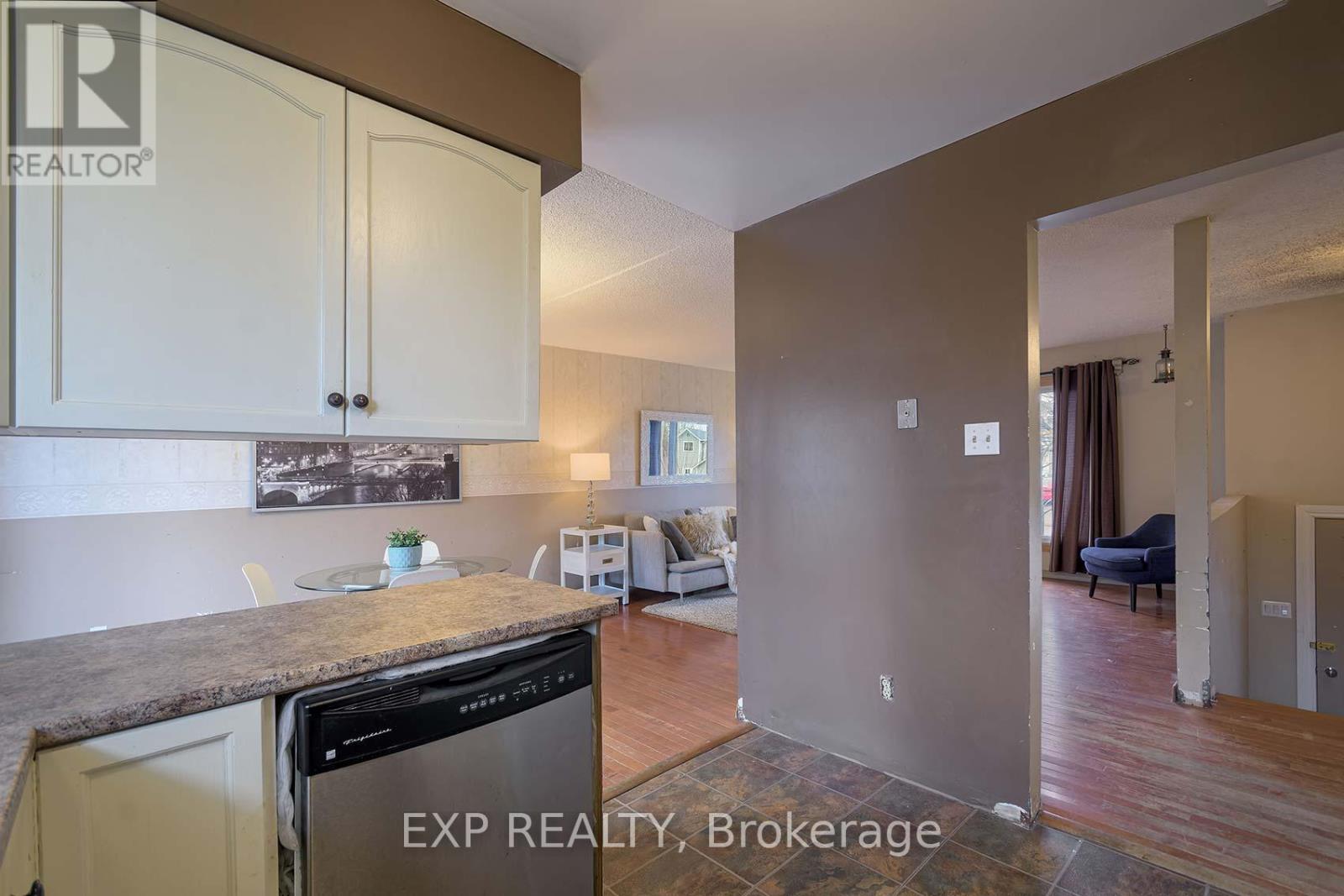 310 Crawford Street, Barrie, Ontario  L4N 3W8 - Photo 7 - S12573470