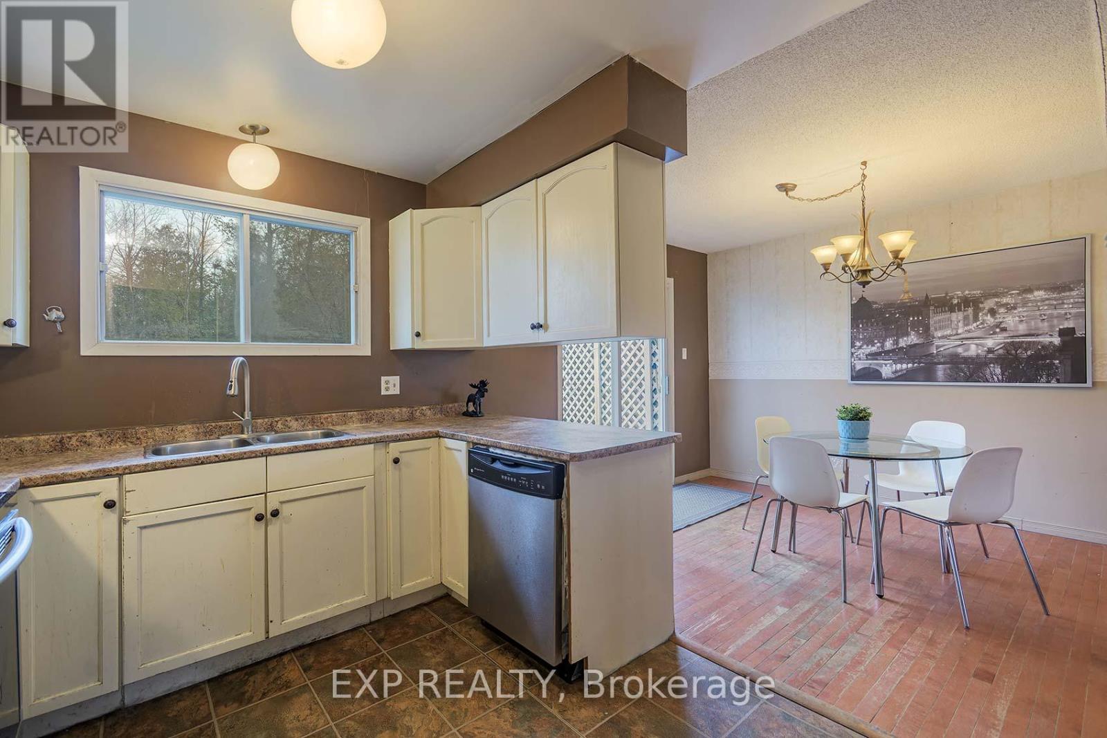 310 Crawford Street, Barrie, Ontario  L4N 3W8 - Photo 8 - S12573470