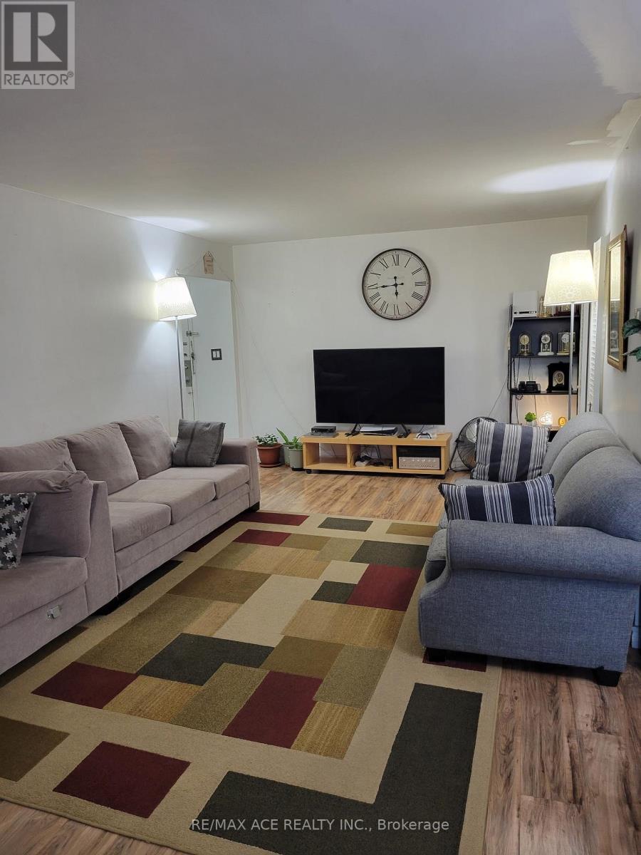 2011 - 5 Massey Square, Toronto, Ontario  M4C 5L6 - Photo 2 - E12573532