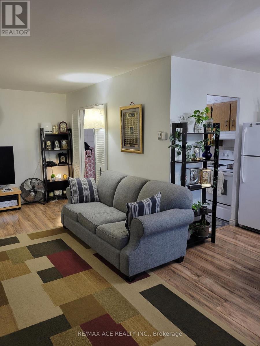 2011 - 5 Massey Square, Toronto, Ontario  M4C 5L6 - Photo 3 - E12573532