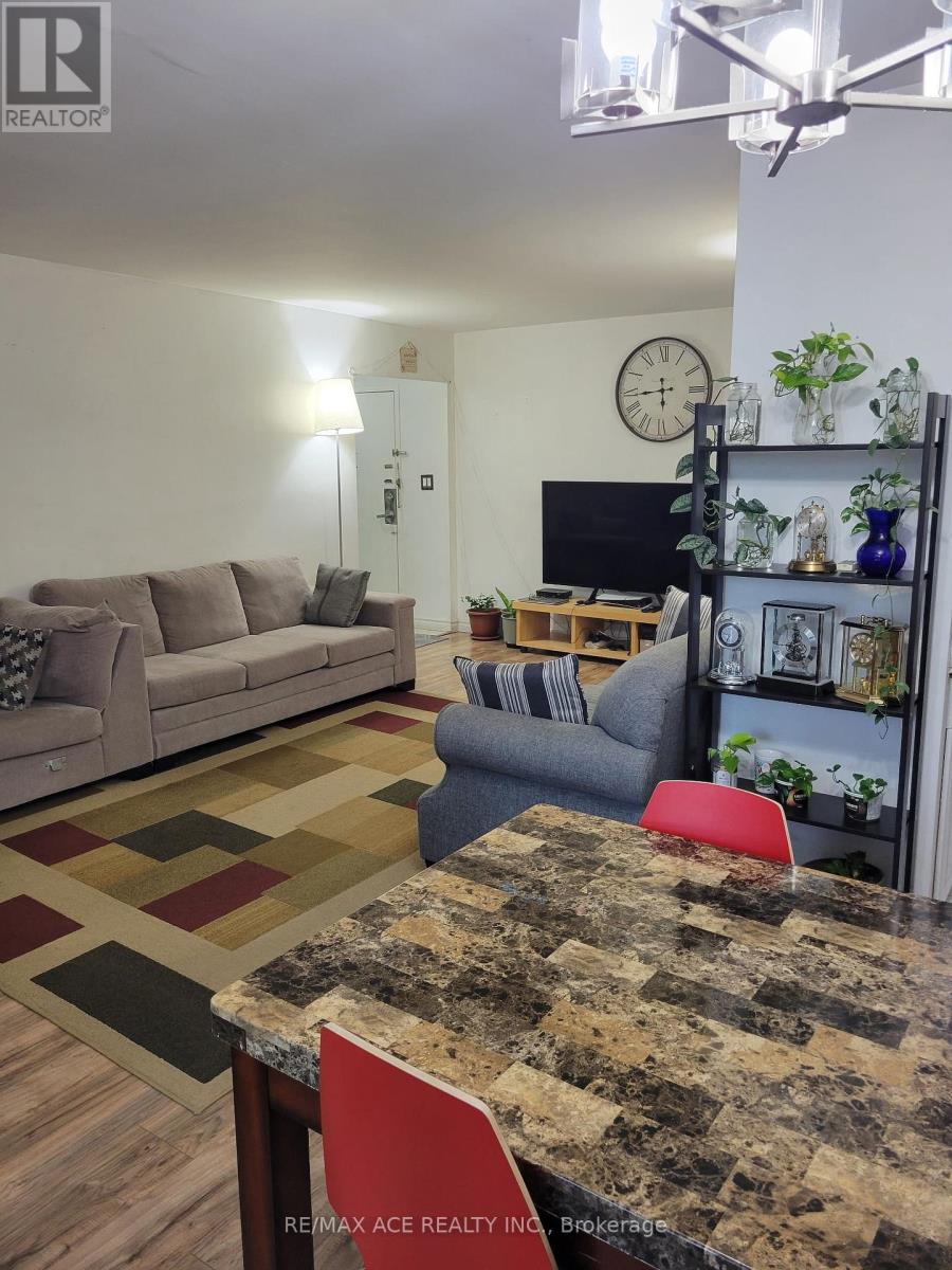 2011 - 5 Massey Square, Toronto, Ontario  M4C 5L6 - Photo 5 - E12573532