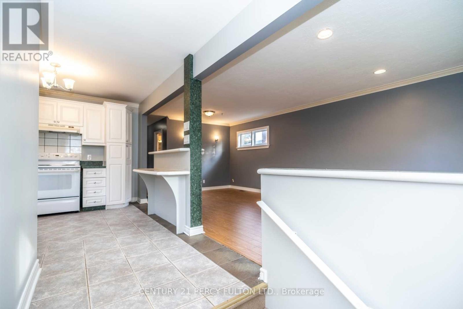 Upper - 62 Dale Avenue, Toronto, Ontario  M1J 3J5 - Photo 3 - E12573548