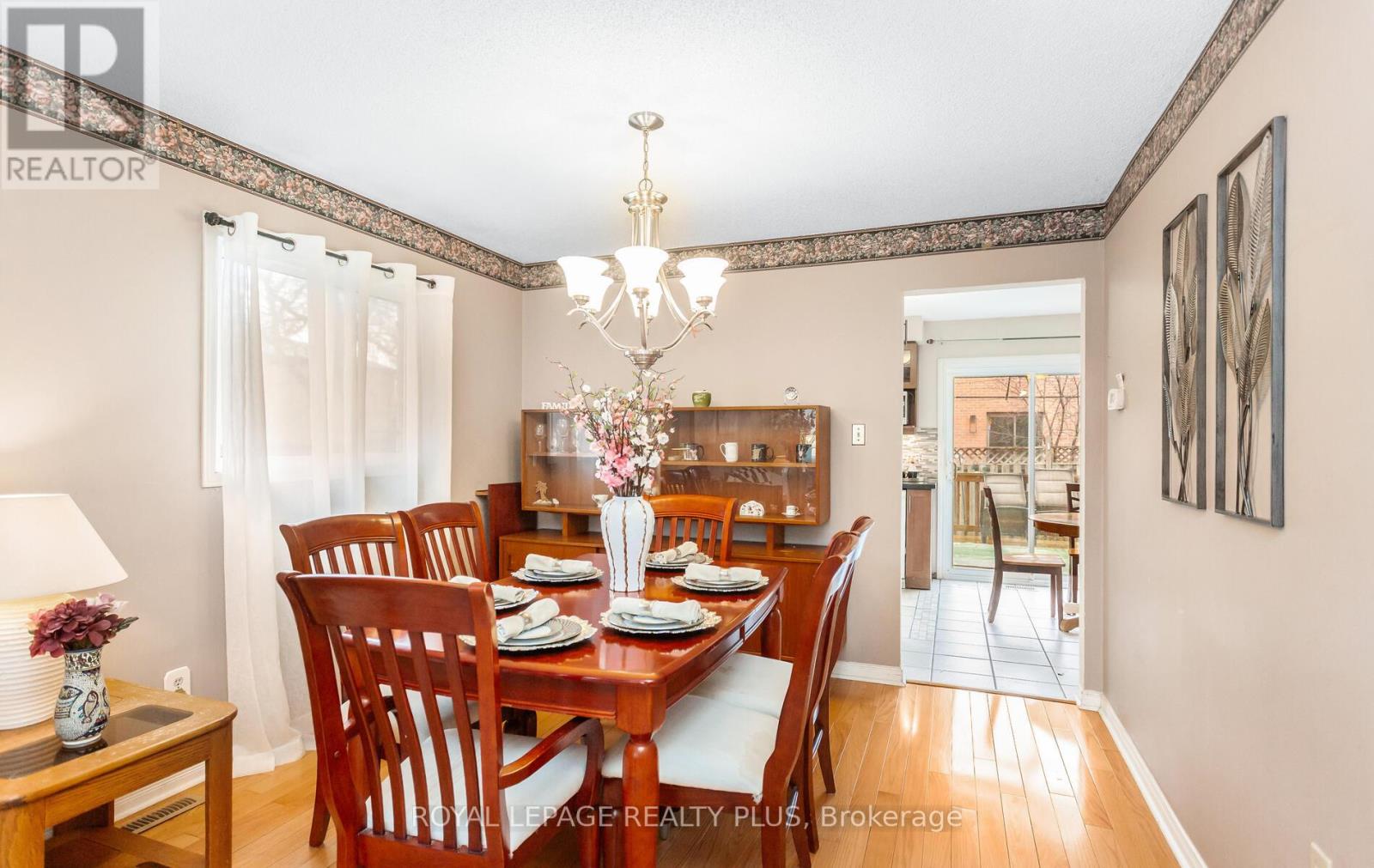 138 Atkins Circle, Brampton, Ontario  L6X 4E7 - Photo 10 - W12573524