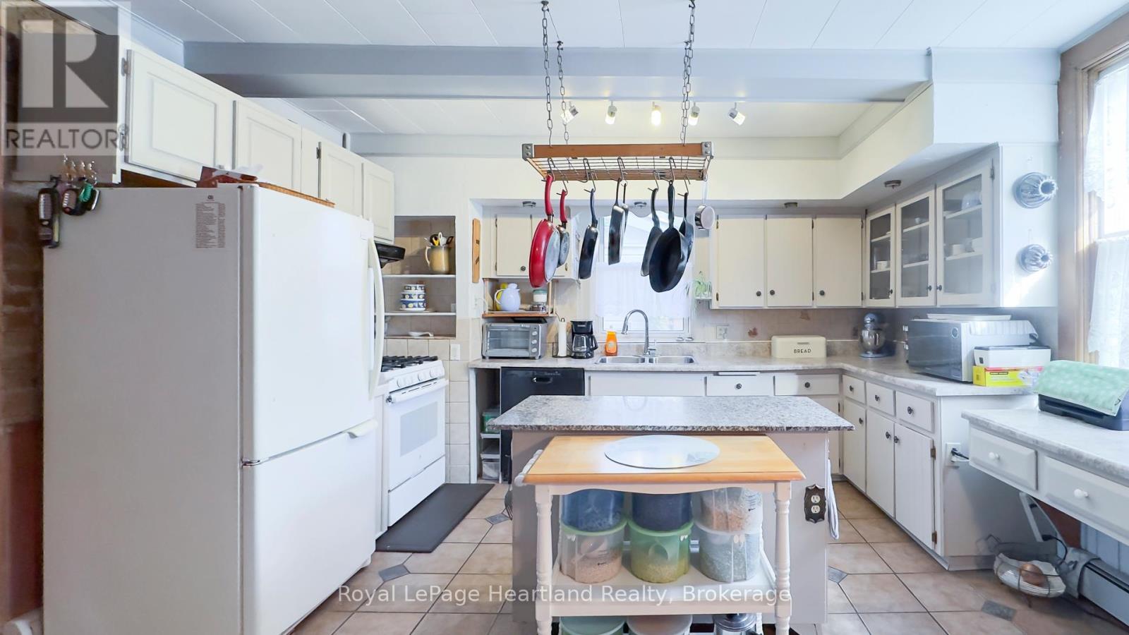 Photo 23 of 49 for 131 Rattenbury Street E