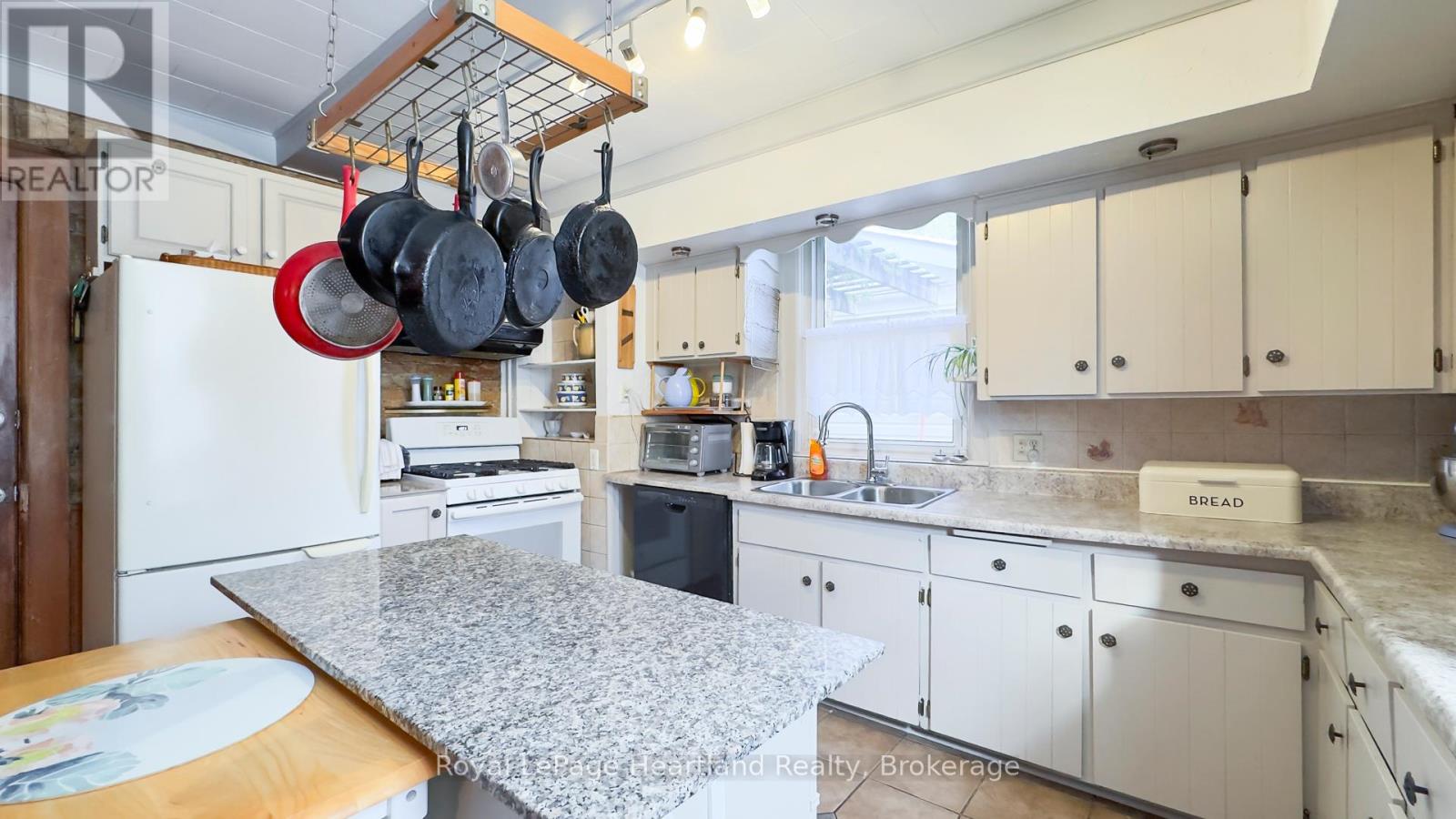 Photo 24 of 49 for 131 Rattenbury Street E