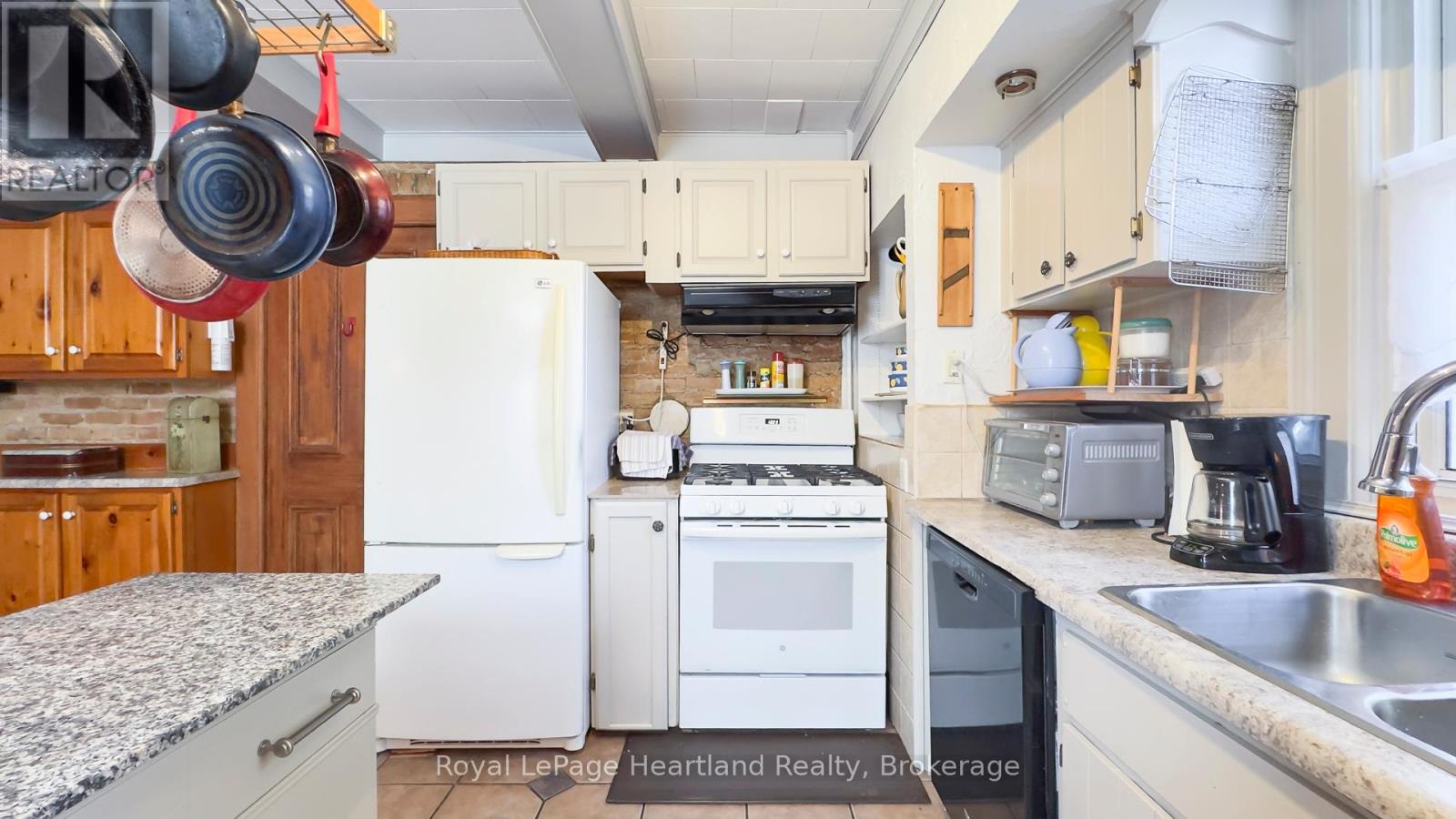 Photo 25 of 49 for 131 Rattenbury Street E