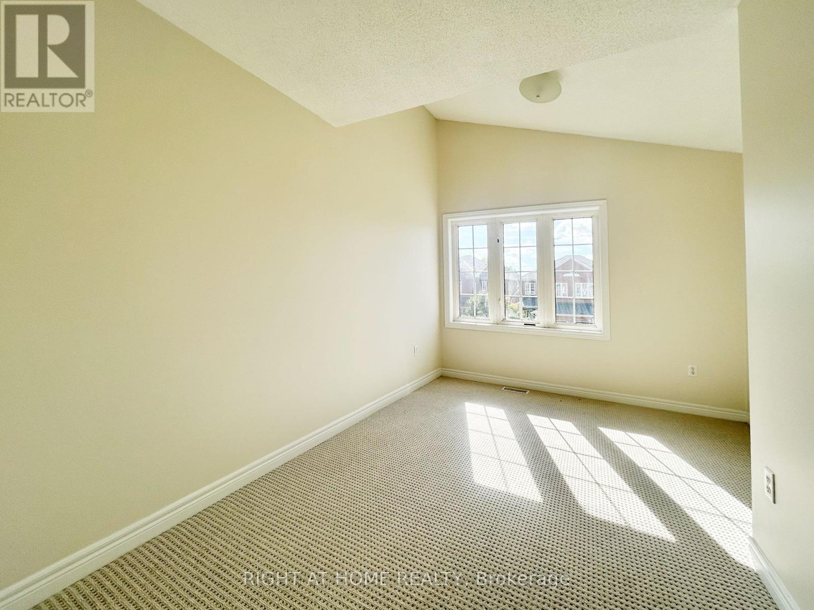 3342 Fountain Park Avenue, Mississauga, Ontario  L5M 7E2 - Photo 11 - W12573576