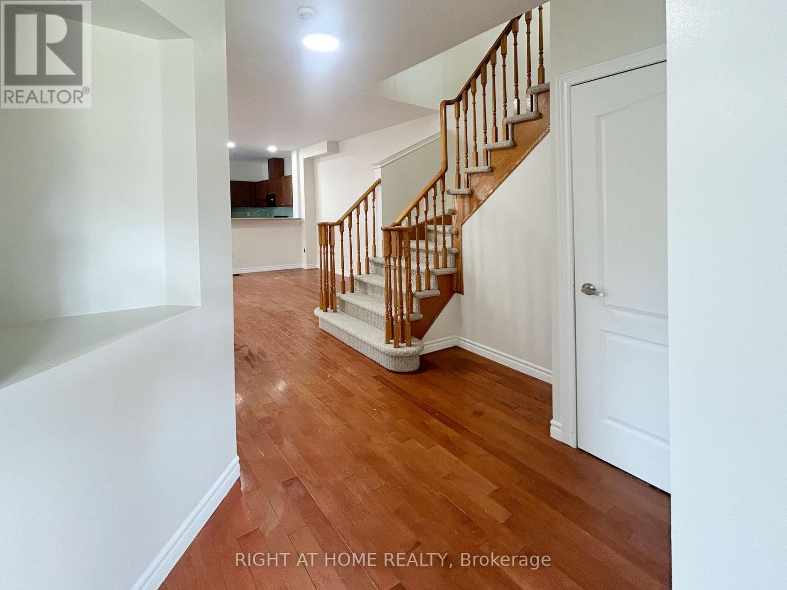 3342 Fountain Park Avenue, Mississauga, Ontario  L5M 7E2 - Photo 2 - W12573576